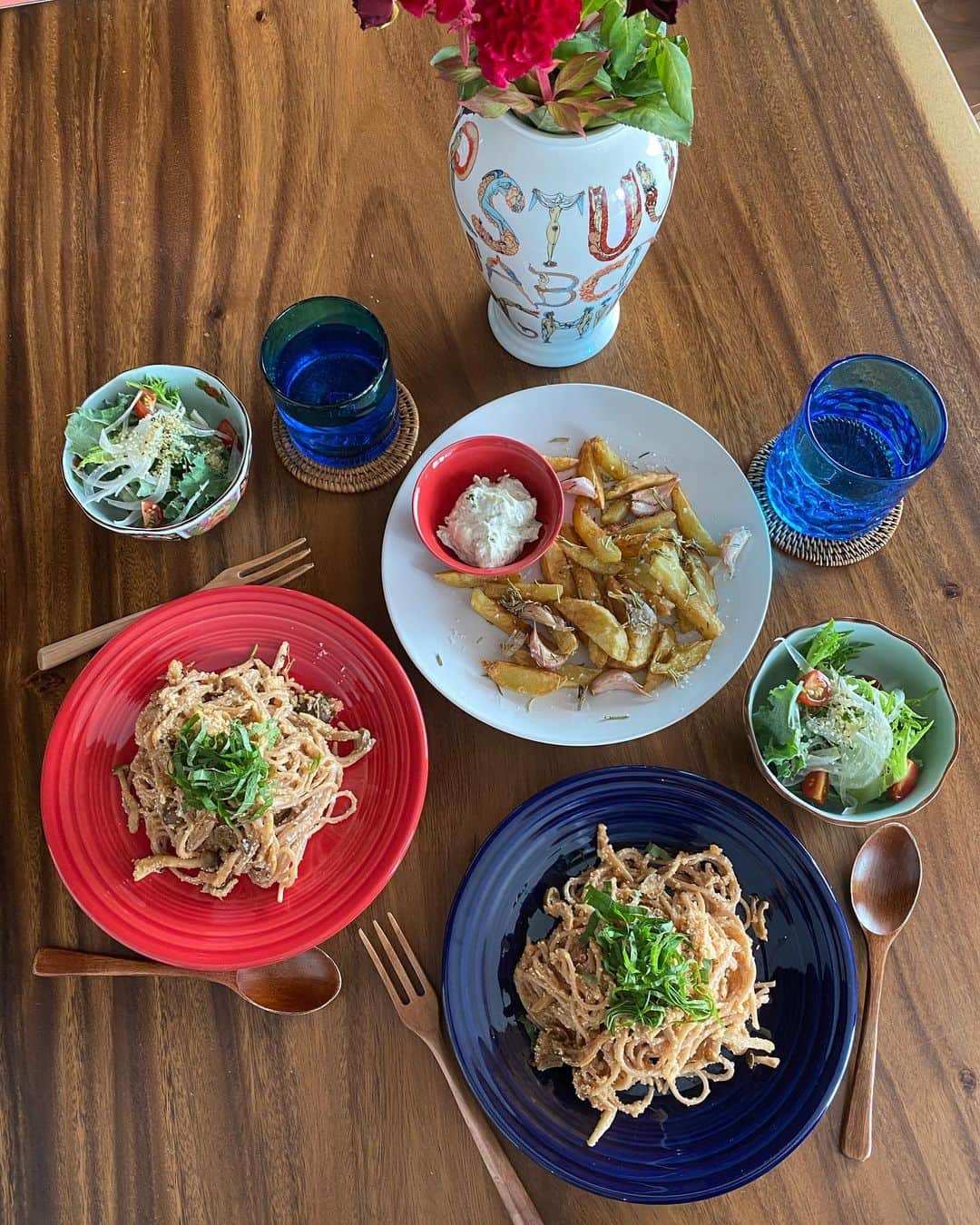 PINKYのインスタグラム：「#Pskitchen 🌊  最近ハマっている明太子と @shopping.ohguro さんの生パスタで明太きのこスパゲティ🍝🍄  @monstyle.aki ちゃんのオンラインお料理教室のポテトフライもめっちゃ美味しかった😍🍟 ガーリックとハーブが効いてる！🧄🌿✨  江坂の発酵イタリアン @volare_esaka さんの発酵食お料理教室 @volare_hacco #ボラスタ さんの発酵ドレッシング、蛍烏賊味噌、どちらも最高です👏🦑✨  @malia_xxx さんのYouTubeレシピの無限ピーマンも美味でした🫑🧡  ・・・  #love #happy #family #mamalife #おうちごはん」