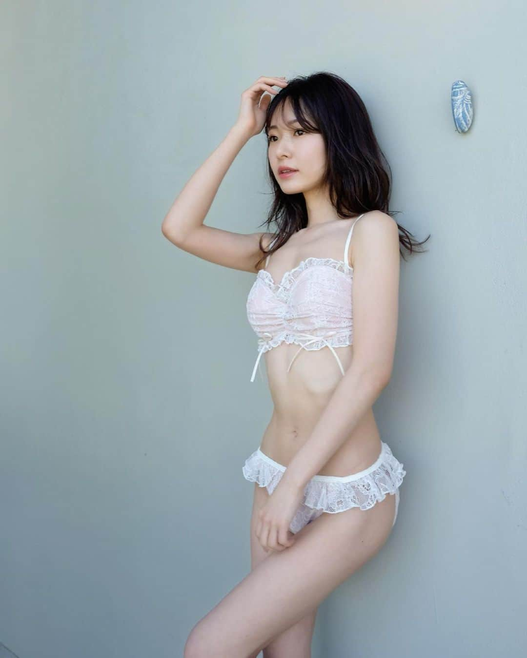 西川瑞希（みずきてぃ）さんのインスタグラム写真 - (西川瑞希（みずきてぃ）Instagram)「大好きな"レース"の水着は、やっぱり毎年作っちゃう❤︎ビビッとくるレースをひたすら探して探して、レースの雰囲気に合わせながらデザイン//  これは繊細な綺麗なレースに一目惚れ✨胸下の細ーいリボンもポイントです。  ◼︎ギャザーリボンレースビキニ WHITE/YEL GREEN @cheriemona_official (発売日:6月10日19:00〜8型18色展開)  ホワイトのビキニは清楚感と涼しげな雰囲気に。イエローグリーンは明るく、洒落た雰囲気に。どちらも雰囲気違って、どちらもすごく良い感じ❤︎写真映えも◎ #スワイプしてね  私の中でどちらも鉄板にすきな色味…💠サイズはS/Mの展開です//  #cheriemona #swimwear #fashion #summerfashion #夏 #水着 #シェリーモナ #レース」6月4日 20時11分 - mizuki_nishikawa_