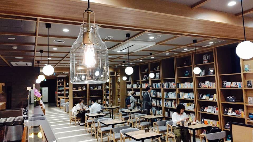 北海道放送「今日ドキッ!」さんのインスタグラム写真 - (北海道放送「今日ドキッ!」Instagram)「📚📚📚﻿ きょうの放送でご紹介した﻿ 「ランプライトブックスホテル札幌」﻿ ﻿ きのう狸小路にオープンしたこちらは﻿ 4000冊の本を取り揃えた﻿ 「本の世界を旅するホテル」です📗﻿ ﻿ 宿泊しなくても﻿ 読書をゆったりと楽しめるのが魅力✨﻿ ﻿ ホテル内のカフェでは、本を自由に読みながら﻿ コーヒーやスイーツ、パンなどの﻿ 軽食が食べられます🍽﻿ ﻿ さらには、宿泊せずに日帰りで　﻿ 部屋でくつろげるデイユースプランも‼️﻿ ﻿ テレワークや﻿ 家族でのんびり過ごすのもおすすめ🎶﻿ ﻿ 絹子アナも癒しの時間を﻿ 過ごせたようです🤗✨✨﻿ ﻿ #ランプライトブックスホテル札幌」6月4日 20時31分 - hbc_kyodoki