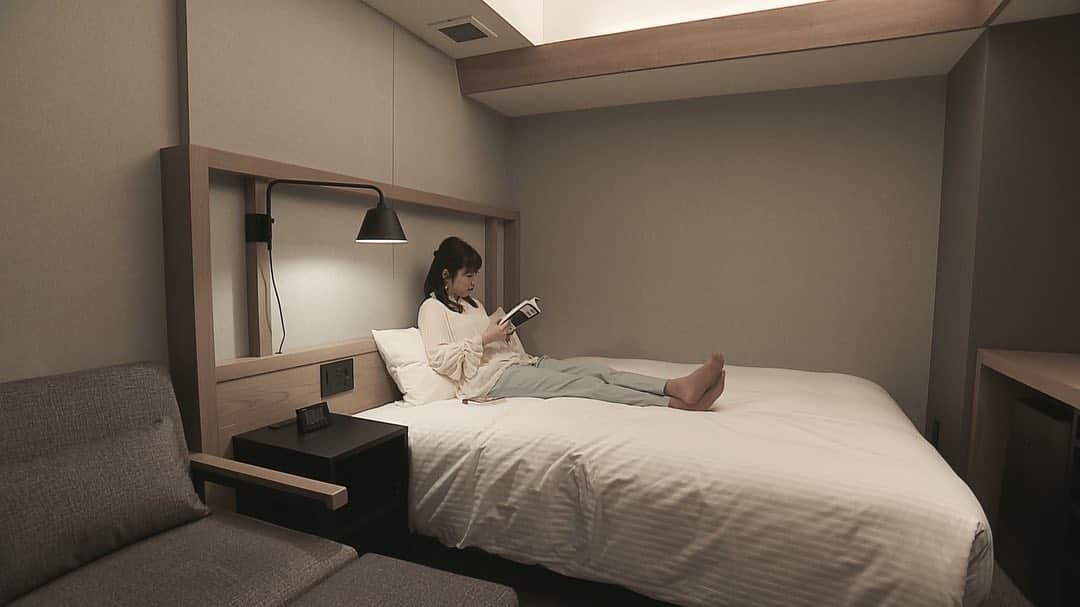 北海道放送「今日ドキッ!」さんのインスタグラム写真 - (北海道放送「今日ドキッ!」Instagram)「📚📚📚﻿ きょうの放送でご紹介した﻿ 「ランプライトブックスホテル札幌」﻿ ﻿ きのう狸小路にオープンしたこちらは﻿ 4000冊の本を取り揃えた﻿ 「本の世界を旅するホテル」です📗﻿ ﻿ 宿泊しなくても﻿ 読書をゆったりと楽しめるのが魅力✨﻿ ﻿ ホテル内のカフェでは、本を自由に読みながら﻿ コーヒーやスイーツ、パンなどの﻿ 軽食が食べられます🍽﻿ ﻿ さらには、宿泊せずに日帰りで　﻿ 部屋でくつろげるデイユースプランも‼️﻿ ﻿ テレワークや﻿ 家族でのんびり過ごすのもおすすめ🎶﻿ ﻿ 絹子アナも癒しの時間を﻿ 過ごせたようです🤗✨✨﻿ ﻿ #ランプライトブックスホテル札幌」6月4日 20時31分 - hbc_kyodoki