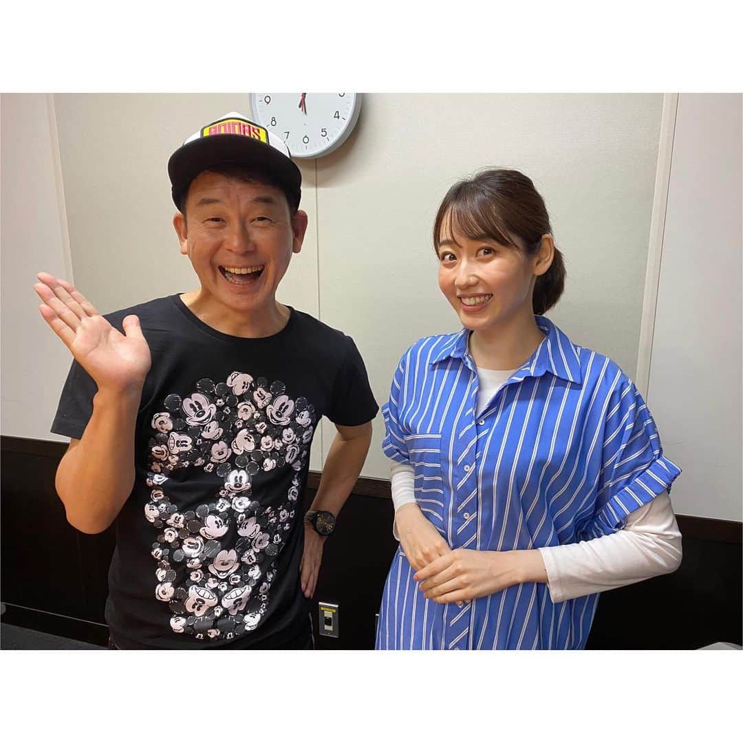 河村綾奈のインスタグラム：「横山さんに「コンビニの制服」と言われました。 その後テレビの中継に行ったら、何人もの方に 『それがさっきラジオでイジられてた例のあの服ですか！！』と、お声がけいただきました。  皆さんニヤニヤ。私もニヤニヤ。 ラジオを聴き、テレビをご覧になった方も、 ニヤニヤしてくださっていたら嬉しいです。  結局そのコンビニには行けませんでしたが、 可愛いと思っちゃったんだからしょうがない🐄」