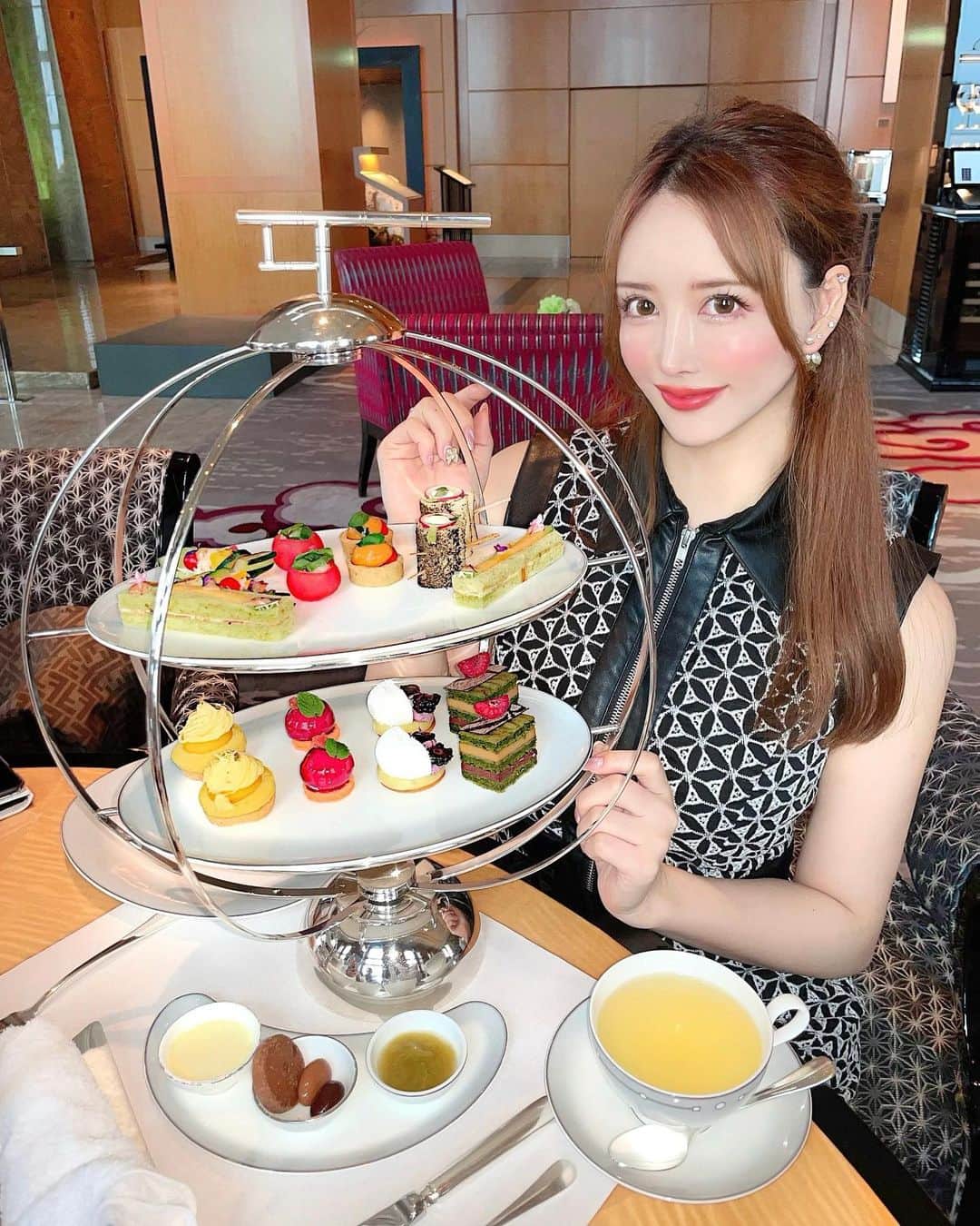 蘭子のインスタグラム：「Ritz Carlton Afternoon Tea☕💕 . 今日大雨やばかったね🥲☔ 傘飛んでいくのとタクシー止まるのどっちが早いかの戦いでした🤣🤣 . お友達のお誕生日のお祝いで 久々なメンバーで集まりました🎂✨ . 楽しかったです🥰 . . . . #アフタヌーンティー#アフタヌーンティー巡り#アフタヌーンティー部#東京カフェ#東京カメラ部#東京グルメ部 #六本木カフェ#六本木グルメ#六本木ランチ#港区カフェ#港区グルメ #カフェ巡り#カフェ好きな人と繋がりたい#カフェ部 #カフェ活 #カフェスタグラム#おしゃれさんと繋がりたいい#おしゃれカフェ#おしゃれさんとつながりたい #映えスポット#映えスイーツ#映えカフェ#映え写真#グルメ#グルメスタグラム#グルメ女子#グルメ部 #グルメ好きな人と繋がりたい #グルメ巡り#写真好きな人と繋がりたい」
