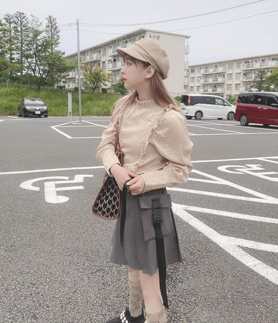 平松可奈子さんのインスタグラム写真 - (平松可奈子Instagram)「#低身長コーデ ❤︎ この日は　@chouette_latte  キラキラトップスをメインに コーデしました🌼 このトップス、くすんだ色味や キラキラする生地、さりげないフリル 腕のデザイン…細部まで可愛いのに シンプルだから合わせやすくて 組み合わせかたで雰囲気も変わるし 秋冬も着れるからすき❤︎ 鞄とスカートはインスタの 韓国通販でお買い物したやつ👜 キャスケットは　@ca4la_official  靴下は　@gucci  靴　@miumiu  でした〜！！厚底最高ぅ！！ . 私は朝がとっても弱くて 早起きが苦手でして… 毎日オシャレするのも苦手なんです。 ライブの日とか手を抜きがちだし アクセはいいや〜とか香水しなかったり たまにとんでもないスタイルダウンな服で出かけたりもしちゃう、、、 最近の目標は"毎日可愛い！" その方が会った人に あの人毎日女の子満喫してるな〜❤︎ って印象になるし 自分自身も少しでも自信持てる自分で いた方がhappyだもんね💓💓 (お家dayのみ女の子お休み) しばらく頑張ってみる〜！！✌︎ 今週末はフリマで 可愛いみんなに会えるのも たのしみにしてるねっ👀❤︎ . #kanacofashion  #シュエラテ　#gucci #miumiu #ca4la  #コーデ　#カフェラテコーデ  #japanesegirl #帽子コーデ」6月4日 21時28分 - 11kanaco14