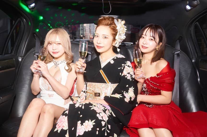 ヘラヘラ三銃士のインスタグラム：「アリリケさん、引退おめでとうございます💐 . 右も左も分からない私に1番最初に声をかけてくれたアリリケパイセン...辛い時は一緒に飲んで相談乗ってくれたり感謝しかないです...アリリケパイセンのいない歌舞伎町は少し寂しいなぁ😢😢😢これからの歌舞伎町は天きいらと新人の金無(KONAN)で、アリリケパイセンの様な素敵な女性を目指して頑張ります！！！by天きいら」
