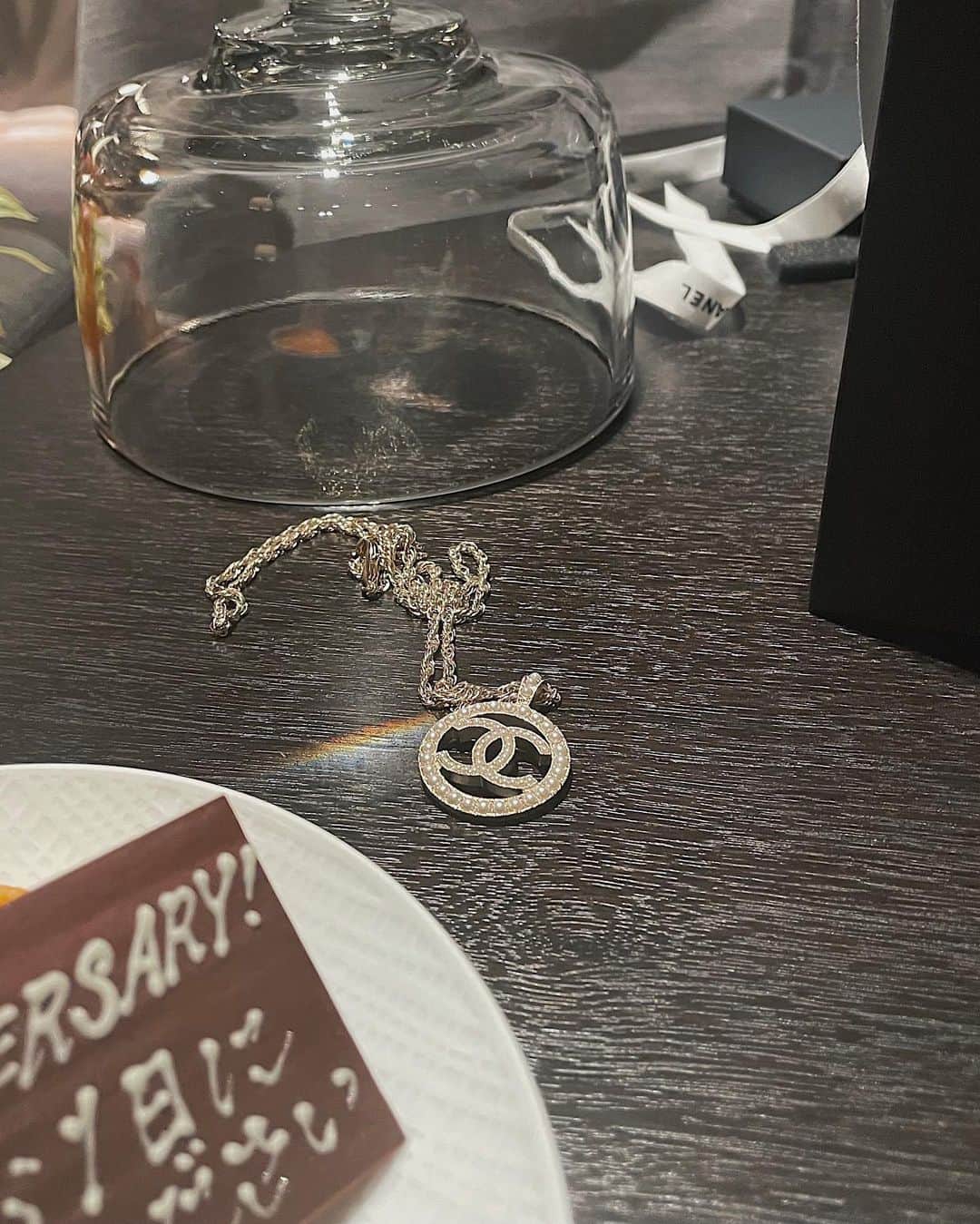 のインスタグラム：「嬉しいことばかりの記念日だったな♡ コーディからのプレゼントも勿論、マネージャーさんからの花束にびっくりしました💐💐💐 いつもお世話になってるからこそ、部屋に着いて見つけた時は感動したなー！  そして @fsotemachi ホテルからのメッセージにもびっくり！ 至る所でのホスピタリティには感動しっぱなしでした。 絶対にまた泊まりに来たいと思う最高なホテルでした😌  そして沢山のメッセージをありがとうございます♡ 6年記念日と60万人記念と、ハッピーなこと尽くしで幸せな気分です！ これからも色んな出来事をYouTubeやInstagramを通して皆んなにシェアしていきたいと思っているので応援してくれると嬉しいです🧚🏻‍♂️ . #fourseasons  #hotelstay #6yearsanniversary  #chanel #jewelry  #happyanniversary」