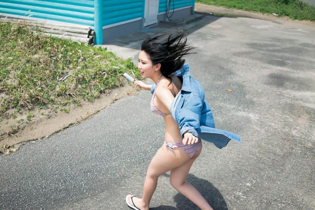 週刊少年マガジンのインスタグラム：「発売中の「 #週刊少年マガジン 」27号に #沢口愛華 さんが2021年初登場！ 少しずつ成長していく彼女の、ここでしか見られない表情をお届け！  撮影 / YOROKOBI スタイリング / 八杉直美 ヘアメイク / ムロゾノケイト デザイン / 坂上和也 ( banjo )」