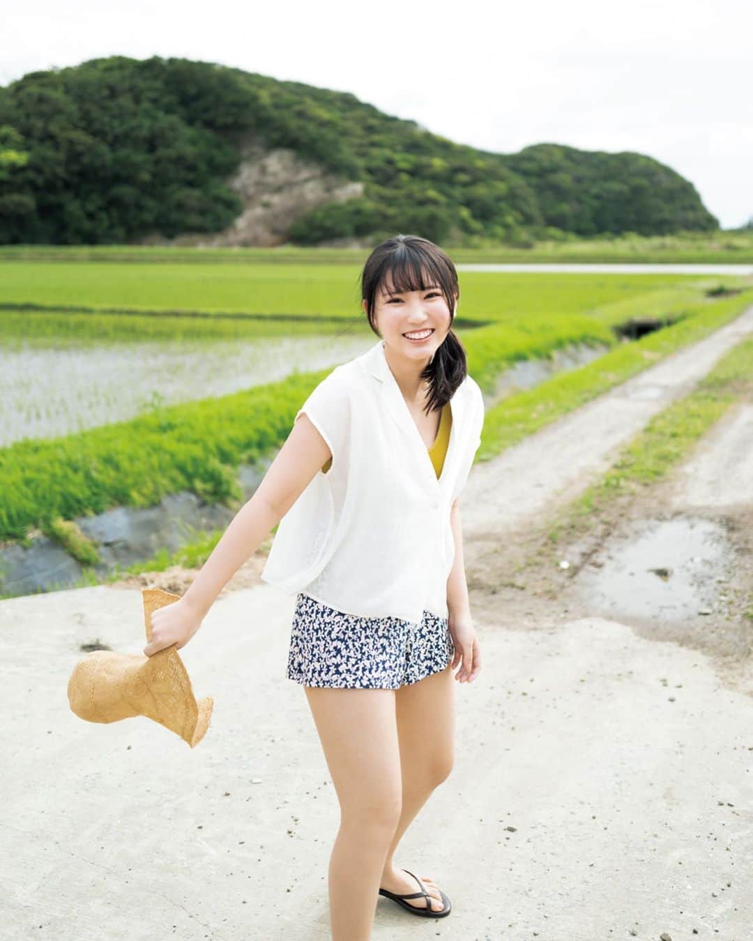 週刊少年マガジンのインスタグラム：「発売中の「 #週刊少年マガジン 」27号に #沢口愛華 さんが2021年初登場！ 少しずつ成長していく彼女の、ここでしか見られない表情をお届け！  撮影 / YOROKOBI スタイリング / 八杉直美 ヘアメイク / ムロゾノケイト デザイン / 坂上和也 ( banjo )」