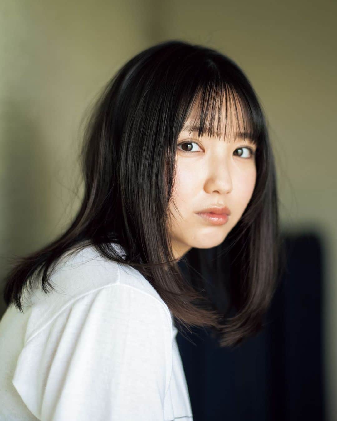 週刊少年マガジンのインスタグラム：「発売中の「 #週刊少年マガジン 」27号に #沢口愛華 さんが2021年初登場！ 少しずつ成長していく彼女の、ここでしか見られない表情をお届け！  撮影 / YOROKOBI スタイリング / 八杉直美 ヘアメイク / ムロゾノケイト デザイン / 坂上和也 ( banjo )」