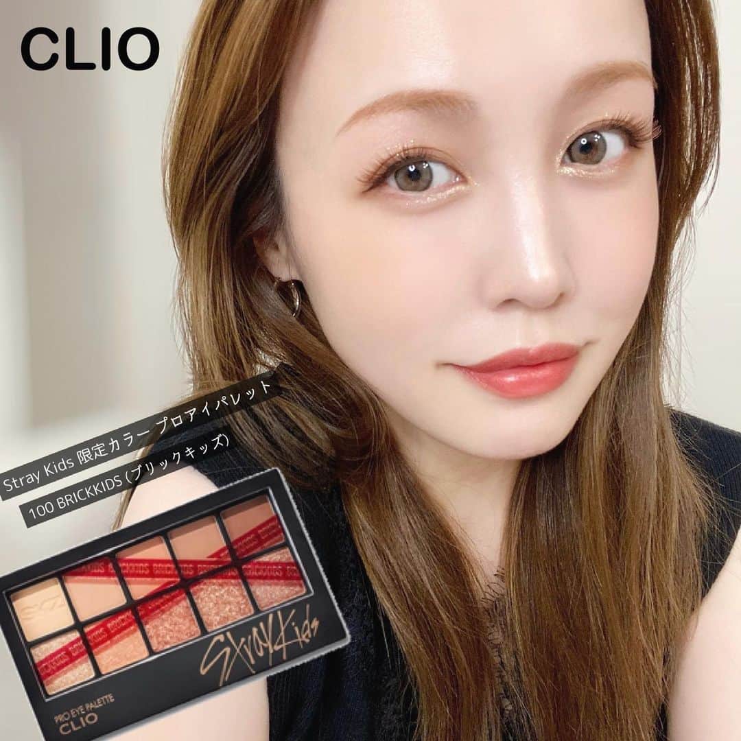 海老原りさのインスタグラム：「🖤 CLUBCLIO ✖️ Stray Kids 🖤﻿ ﻿ ﻿ ﻿ バチバチにメイクしてみた😎👍🏻  ＼Stray Kids限定カラー！プロアイパレット✨﻿／ ﻿ ✔︎CLUBCLIO﻿ プロアイパレット 100 BRICKKIDS(ブリックキッズ)﻿ 101 MAUVEKIDS(モブキッズ)﻿ ﻿ 今回は気まぐれで撮影している﻿ メイク動画があります✌🏻😆笑﻿ ﻿ 韓国の男性アイドルグループの﻿ コラボ限定カラーパレットということで…！﻿ ﻿ メイクも格好いい雰囲気に﻿ 気付いたら寄ってしまいました…笑﻿ ﻿ デザインはクールな感じだけれど﻿ マルチに使えそうなカラーが揃っていて﻿ 思った以上に使いやすい👏🏻✨﻿ ﻿ アイシャドウ以外にも﻿ チークやアイブロウに使えるカラーがあると﻿ 顔全体の統一感が出るし すごく便利🥺 ﻿ プロアイパレットは﻿ 既に人気で愛用している方も多いと思うので﻿ スウォッチだけでも参考になれば☺️✨﻿ ﻿ 今ならQoo10メガ割🎉でお得に買えるよ〜‼️﻿ ﻿ ﻿ ﻿ @qoo10.official  #StrayKids#ストレイキッズ#プロアイパレット#CLIO#限定カラー#StrayKidsコラボ#Qoo10コスメ#Qoo10メガ割#qコス#クリオ#韓国コスメ#プロアイパレットストレイキッズリミテッド」