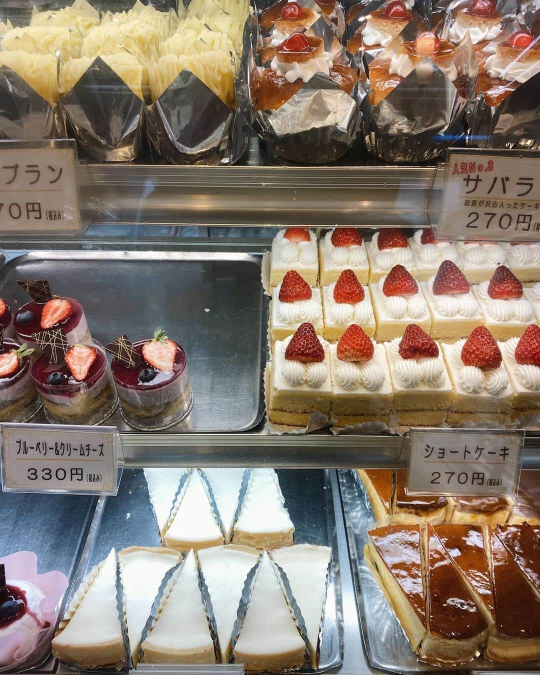 田中里奈さんのインスタグラム写真 - (田中里奈Instagram)「お仕事で日帰り名古屋。 打ち合わせ帰りに素敵な喫茶店に寄って参りました。 このレトロ感たまらん…！ あんトーストも美味しかった♡  この空気感にほだされて、小さな頃に祖母に連れられて行ってた喫茶店のことをふと思い出しました。 パンケーキの香りにわくわくしたな〜🥞 きっとここも誰かの思い出がたくさん詰まった場所なんだろうな。  #純喫茶ボンボン #名古屋カフェ #名古屋 #たなか旅メモ #写真撮る時だけマスクしまってます #純喫茶」6月4日 22時18分 - tanakaofficial