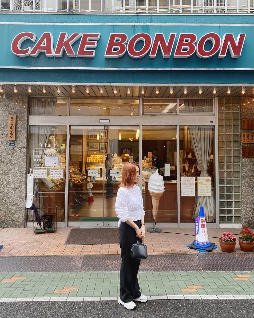 田中里奈さんのインスタグラム写真 - (田中里奈Instagram)「お仕事で日帰り名古屋。 打ち合わせ帰りに素敵な喫茶店に寄って参りました。 このレトロ感たまらん…！ あんトーストも美味しかった♡  この空気感にほだされて、小さな頃に祖母に連れられて行ってた喫茶店のことをふと思い出しました。 パンケーキの香りにわくわくしたな〜🥞 きっとここも誰かの思い出がたくさん詰まった場所なんだろうな。  #純喫茶ボンボン #名古屋カフェ #名古屋 #たなか旅メモ #写真撮る時だけマスクしまってます #純喫茶」6月4日 22時18分 - tanakaofficial