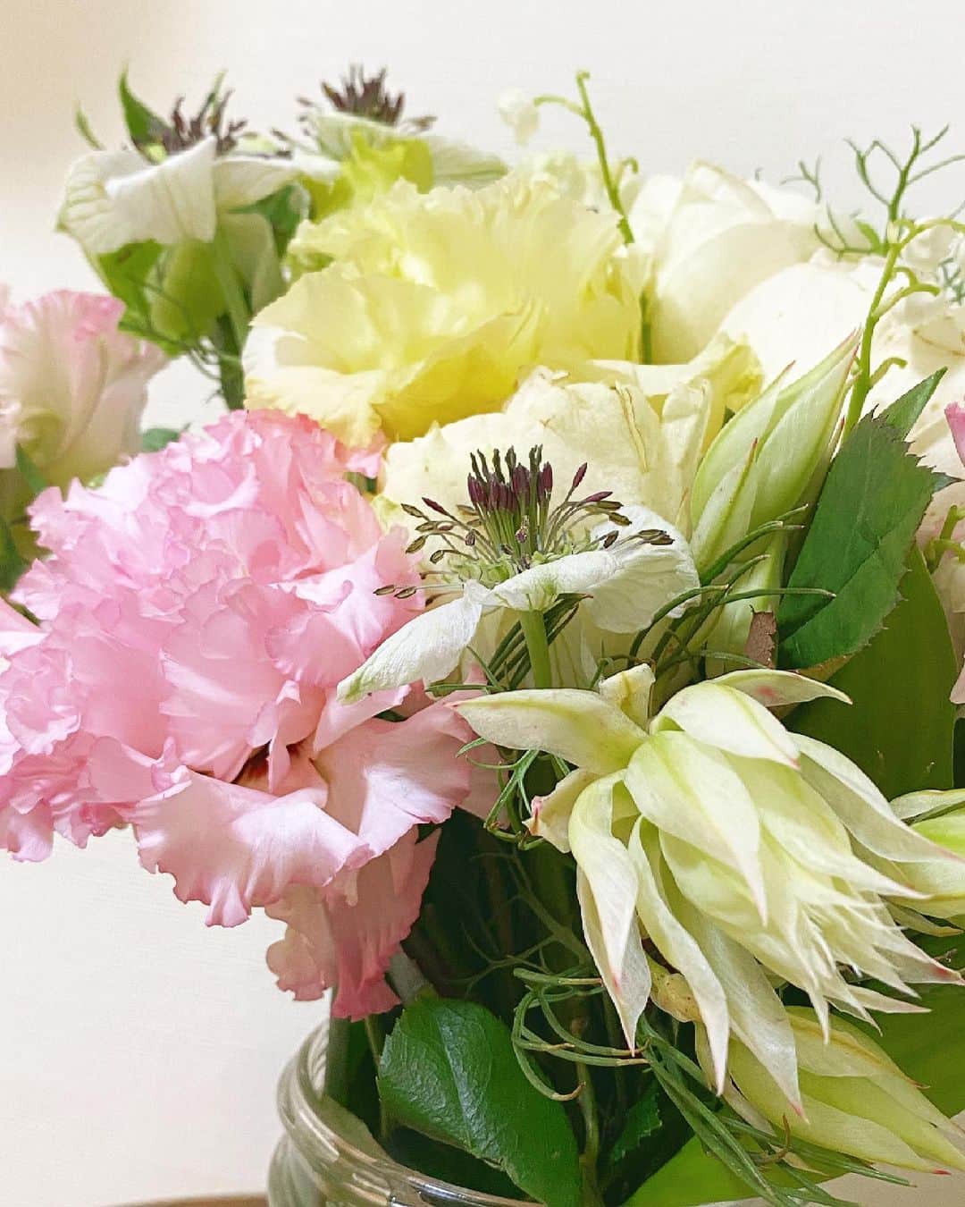 山本いさ奈さんのインスタグラム写真 - (山本いさ奈Instagram)「おはよーう🤍 朝目覚めておうちにお花があるって幸せ💐🌿  #flower」6月5日 8時47分 - _____isana_____