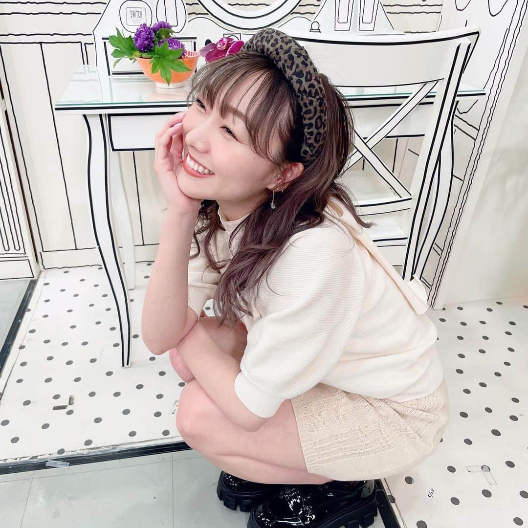 須田亜香里さんのインスタグラム写真 - (須田亜香里Instagram)「6月5日(土)深夜3時〜生放送 「オールナイトニッポン0～エンタメナイト～」 #エンタメann0  #SKE48 担当週に初登場します📻💕  大好きな深夜ラジオ生放送なのでワクワクしてます。 みんなお便りしたかな？ 一緒に楽しもうね💓  6月8日の女性限定公演もありますし、それ以外にも7月からのツアーなど、色々SKEとして楽しみなことへの準備も頑張っております🌻  6月8日の女性限定公演は完全女性限定なので 心置きなく美容やおしゃれの話しちゃいます🥰  チケット抽選期間は終わってしまいましたが、多分当日フラっとパターンありだったような…? また確認してお知らせしますね☺️ （男の子はその日だけはDMM配信で覗きみしてね🙈笑）  -----------  写真は先月の #東海テレビスイッチ 出演時。 髪染めたての時のものです🖤 さんま御殿の時もすごく好評だったから同じカラーをリピートしたよ。 一回ブリーチしてるし、エクステもつけてるけど 元々透明感ある髪です！みたいな ニュアンスで仕上げてくださるのでとってもお気に入り☺️ @momomika0314   私服は上着を羽織ると実はセットアップなので、最後の写真に貼りました❤️ 平松可奈子さんのブランドの。 白のタイト目なニットなのに下着透けないし、ミニスカートでも上下のバランス絶妙だし、天才的だった☺️✨ @chouette_latte   -----------」6月5日 2時32分 - akarisuda