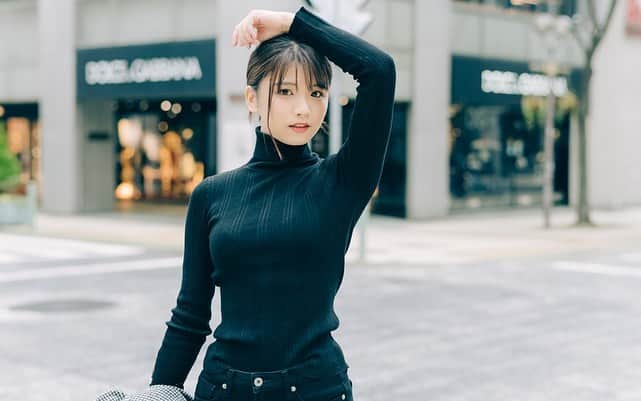 山本ゆうかのインスタグラム：「私の中に別の人格が入ってたら、もっと幸せになっただろうなぁ。  やりたい事をやれる環境と肉体を持っていて 恵まれてるなぁと思うけど、幸福感を感じることがない。  私はいつまでたっても私を上手く使いこなせないや〜るるる〜」