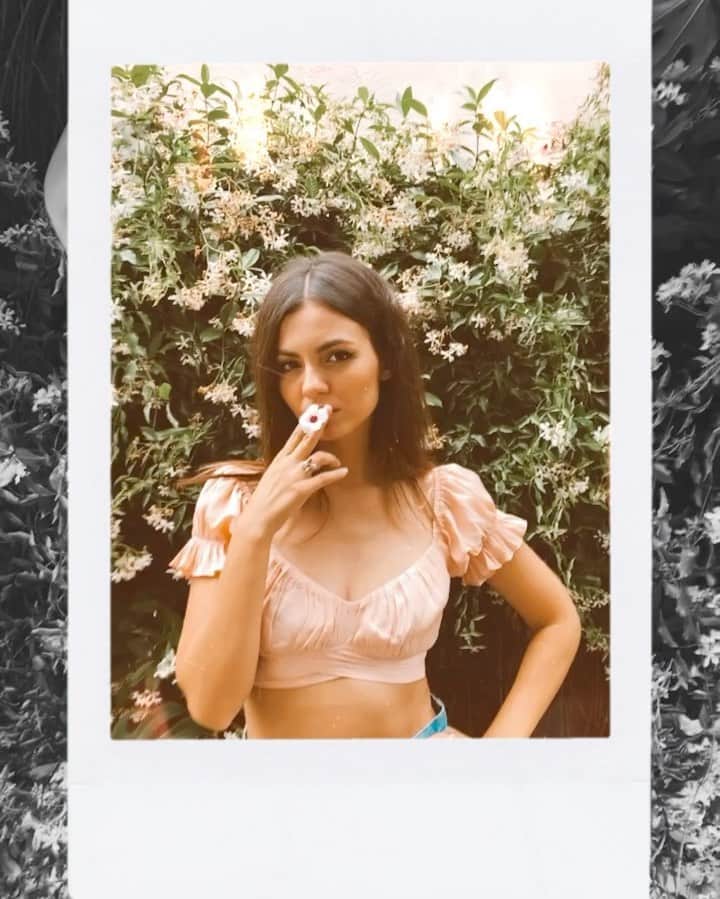 ヴィクトリア・ジャスティスのインスタグラム：「🌸TGIF🌸perfect time to stream🌸TFN🌸 lol I had too. My new song is out now, check it out at link in bio #TooFckinNice」