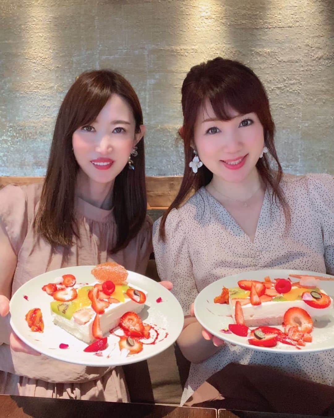 のインスタグラム：「共通の知り合いがいて、1年くらい前から インスタで繋がっていた美羽 @miwa_sommelier さん💕  お会いしたことは無かったんだけど 先日あることで美羽さんからDM頂いたので 思い切って私の方からお誘いしてみました😊  お誘いしたのは私なのですが　 お店は美羽さんが探してくださいました✨✨✨  今回のランチはお野菜のスープ＆パフェとフルーツサンド🍓  ほーんとに初めてお会いしたとは思えないほど、話が弾み 時間が経つのがあっという間！！  私達は裏方で、こういうのが出来たらいいね！っていうのが一致したから 今回みたいな雰囲気のお店で、ママ美容と副業のシェア会？的なことを始められたらいいなー😉  #初めまして #ランチ #銀座ランチ #銀座 #フルーツサンド #フルトシ #ママ #ママ友 #ママライフ #ママスタグラム」