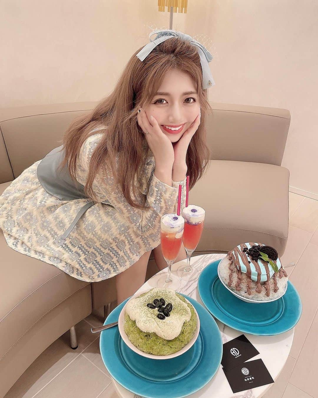 エリンコさんのインスタグラム写真 - (エリンコInstagram)「🍧💕 . 今年7月に麻布十番にNEWOPENする CAFE BAR AOのメニューの試食会に行ってきたよ🍧 . 昼営業のかき氷・夜営業のBARのオリジナルカクテルもいただいたよ🍸 . チョコミント・味噌汁・丸ごとすいか・抹茶ティラミス バジル緑茶レモンのかき氷があったよ🍉💫 見たことないメニューばかりだった〜🤭💓 @cafebarao 🍧 . ワンピースは @petit_melumo だよぉ💙 . 雨で髪の毛の巻き取れちゃったー🤭🥺w . #CAFEBARAO #かき氷 #麻布十番 #かき氷部 #东京 #时尚潮流 #可爱的 #えりんコーデ #えりんこヘアアレンジ #えりんこカフェ巡り」6月5日 18時50分 - erinko0315