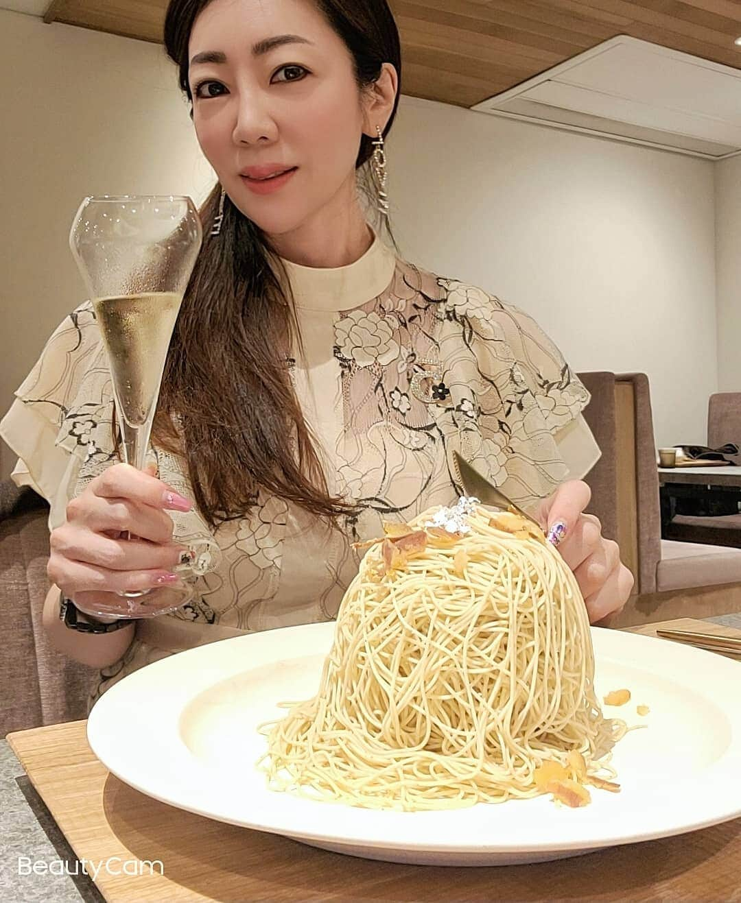 今堀恵理さんのインスタグラム写真 - (今堀恵理Instagram)「名古屋の大須に紗織プロデュースの和栗専門店が有ります😍 『和栗茶屋 眞津留-まつる-』  @wagurichaya.matsuru  4月に行って来ました💗 愛媛県産と熊本県産の純国産和栗。「銀寄」や「筑波」をはじめとした、最上級の品種のみを取り扱っています  @wagurisenmon.saori 　のモンブランは名古屋のこちらでも、ほぼ同じ物が食べれるよ  #和栗 #紗織  #真津留 #モンブラン #名古屋グルメ」6月5日 17時23分 - eriimahori