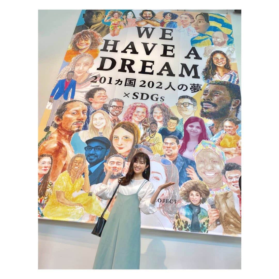 中野優香さんのインスタグラム写真 - (中野優香Instagram)「"WE HAVE A DREAM  201ヵ国202人の夢×SDGs" 出版記念展に行ってきました✨  日本で生活していると 目を向けようとしないと目に入らない 世界で起きている様々なこと  カンボジアのボランティアで、 "What is your dream?"の授業をした時に衝撃を受けたことをこの展示会で思い出しました。  日本の小学校であなたの夢はなんですか？と聞けば、色々な夢が出てくる  でもカンボジアの子どもたちはみんな同じような職業しか出てきませんでした。  私はその時、教育や情報が子どもたちの可能性を広げることを身をもって実感しました。  『ドクター』とぽつりと答えた男の子が1人 彼のような子も夢を諦めなければならない状況があることを知りました。  目を向けて、知る。 そこから何か小さいことでもいいから 行動に起こしてみる  この本と展示会で、世界には想いを行動に移している人々が沢山いることを実感しました  本も展示もとってもあったかくて、素敵でした☺️  展示会は代官山蔦屋書店のT-siteにて 明日6/6(日)まで公開されています✨ ぜひ行ってみてね☺️  #wehaveadream#sdgs#持続可能な開発目標#夢#dream#代官山#代官山蔦屋書店#私たちにできること」6月5日 17時33分 - yuuka._.nakano