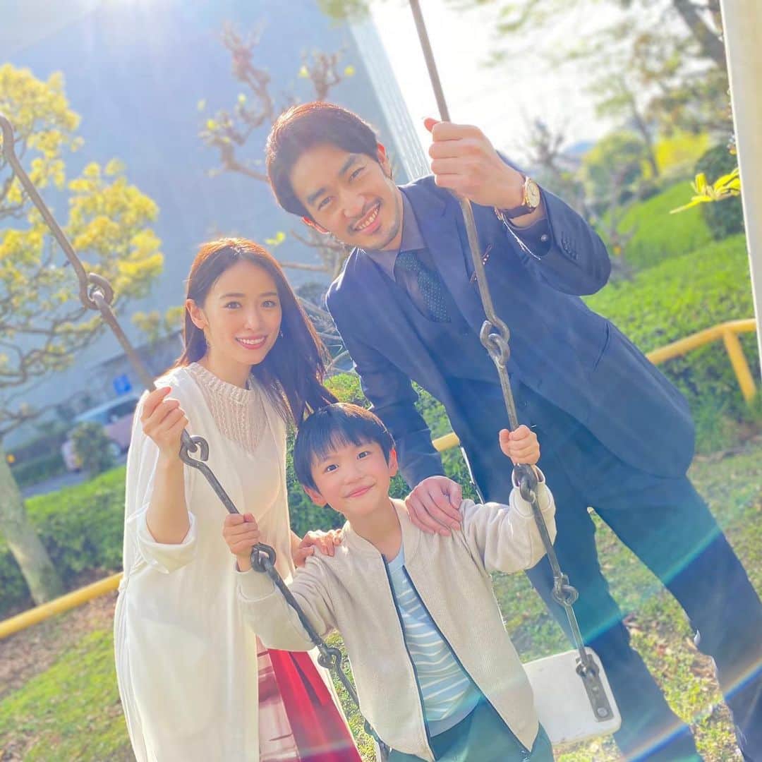のインスタグラム：「.  やっと家族ショットがお届けできます😭 夫婦・親子にも色々な形がありますが どんな形であれ、 公式は全力でこの家族の幸せを願います✨  #恋はDeepに #恋ぷに #大谷亮平 #泉里香 #志田暁 #このブランコ #おわかりですか？ #そーなんです #またまた #コントが始まる #さんと同じ場所で😊」