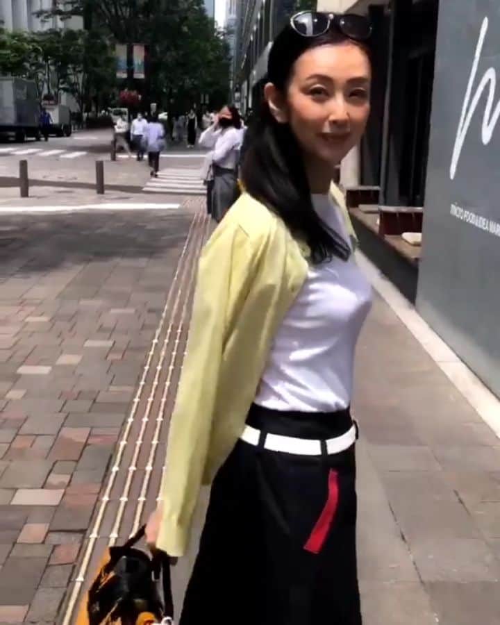 田村翔子のインスタグラム：「先日の丸の内でのお散歩。  #お散歩 #丸の内#walk #marunouchi #ライフスタイル#お散歩日和 #初夏#アラフィフコーデ #アラフォーコーデ#大人カジュアル #笑顔#smiling#田村翔子」