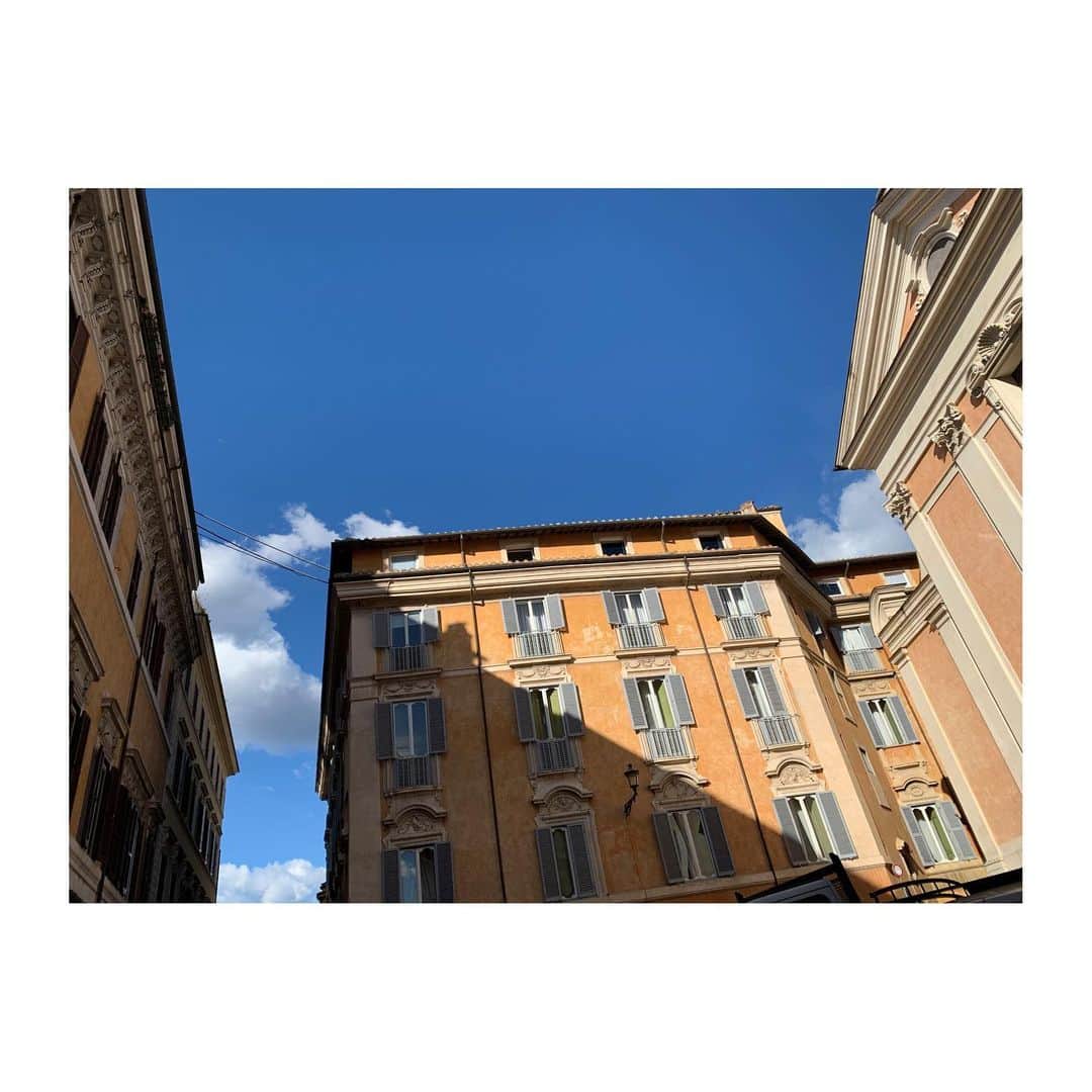 佐藤梨那さんのインスタグラム写真 - (佐藤梨那Instagram)「memories✨  最近スカッと晴れないので 青空が待ち遠しい…  イタリアに行った時の写真たち  あぁ、空が綺麗だったなあ…  2020年の最初は まだ広場いっぱいに 人が集まっていたんだなあと、 しみじみ…」6月5日 18時04分 - sato_lina