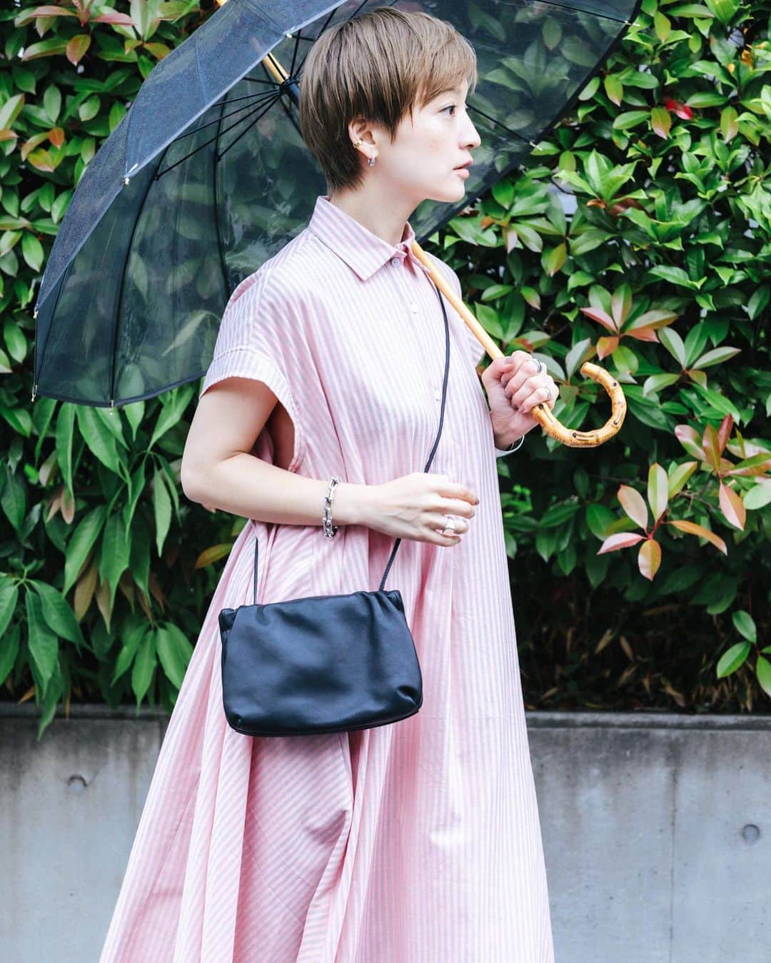 高山都さんのインスタグラム写真 - (高山都Instagram)「襟とそばかす ピンクのストライプのふわりとしたシルエットで清潔感と清涼感を。 この撮影の日は朝から雨降り。 傘を含めたコーディネートに急遽変更したけど、それもよし。  direction @kana_tkym  photo @dennoooch  hairmake @chikasuzuki1 for @oblekt_jp   傘は @traditionalweatherwear」6月5日 18時14分 - miyare38