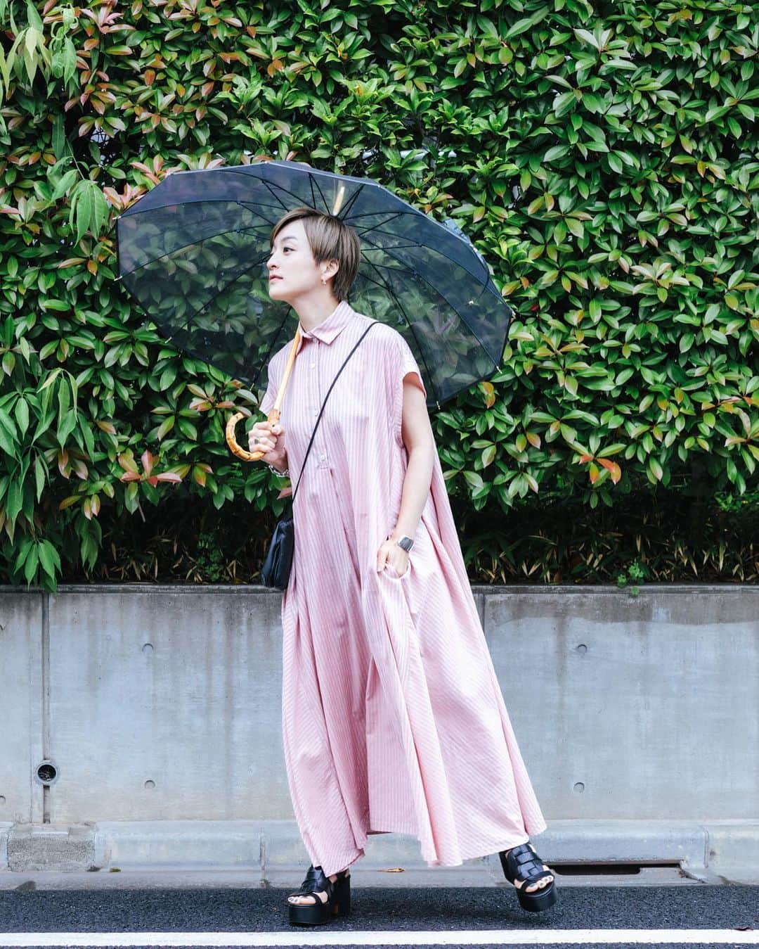 高山都さんのインスタグラム写真 - (高山都Instagram)「襟とそばかす ピンクのストライプのふわりとしたシルエットで清潔感と清涼感を。 この撮影の日は朝から雨降り。 傘を含めたコーディネートに急遽変更したけど、それもよし。  direction @kana_tkym  photo @dennoooch  hairmake @chikasuzuki1 for @oblekt_jp   傘は @traditionalweatherwear」6月5日 18時14分 - miyare38