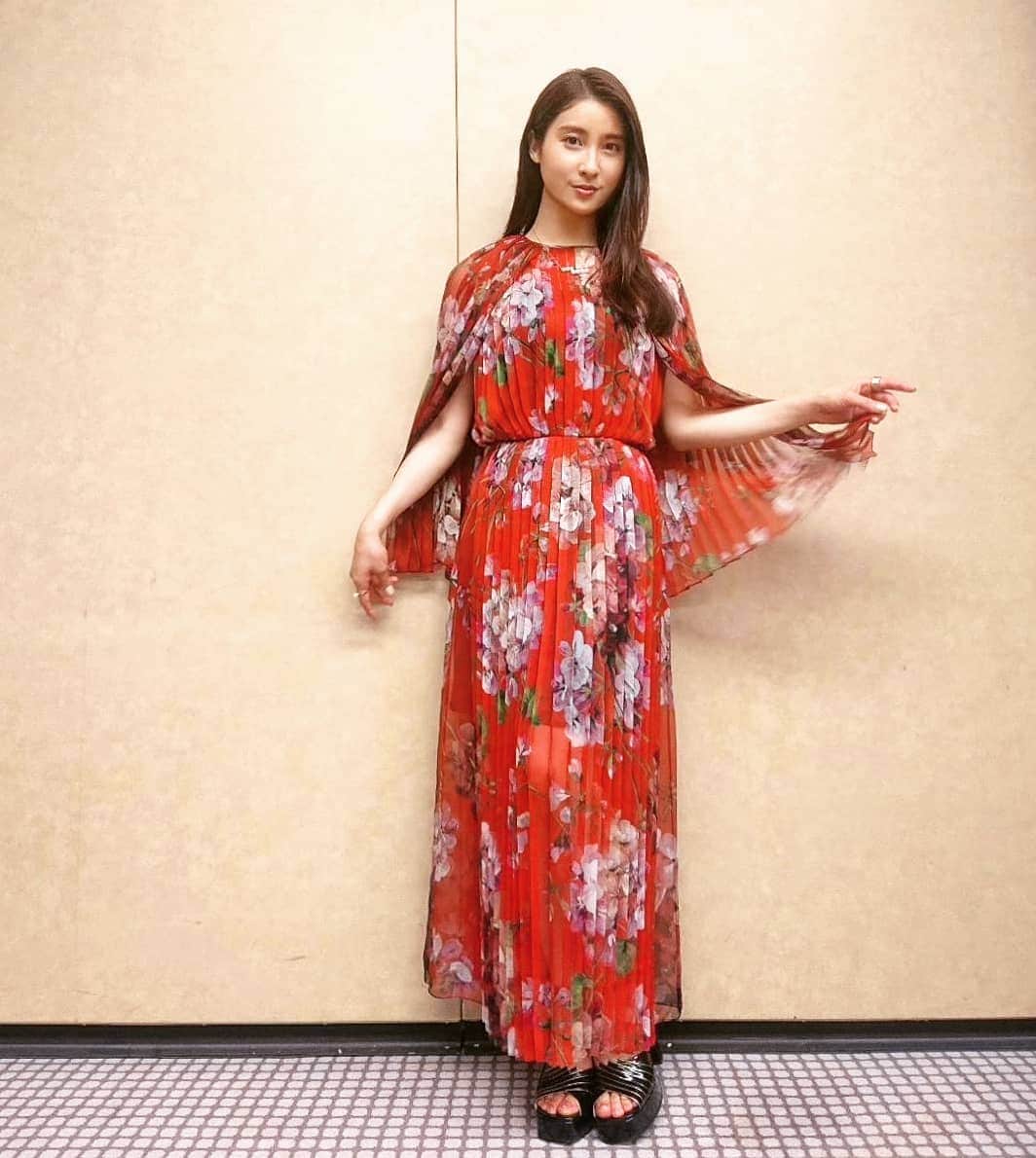 のインスタグラム：「Stage greeting event of movie"RUROUNI KENSHIN The Final／The Beginning”🔥✨✨ It has been an amazing day🥰💕✨ 素晴らしい衣装と靴とジュエリーが しあわせをパワーアップしてくれました✨✨✨ るろうに剣心と緋村にとって大切な色、 緋色をイメージしてのドレス🔥🔥🔥 本当にありがとうございます☺️💕✨ . Dress　 @gucci  #Gucci  . Shoes  @gucci  #Gucci　  Jewelry　 ＊ネックレスと右手パールリング  @tasaki_intl  #TASAKI　 ＊左手リング　 @gucci  #Gucci」