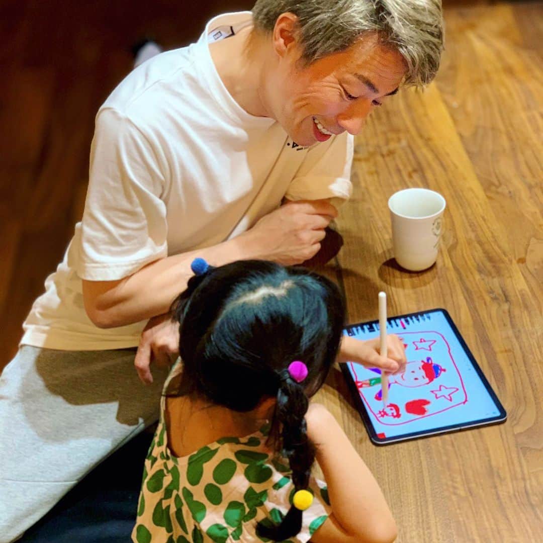 田村淳のインスタグラム：「iPad 見つかったよぉ…長女リヴィにw それなーに？ かーしーて^_^ まだリヴィには難しいと思うよ… かーしーて連発 根負けして貸したら15分後 何も教えてないのに絵を描いてた… パパの絵らしい すぐに使いこなすのねw  #4歳 #iPad #お絵描き」