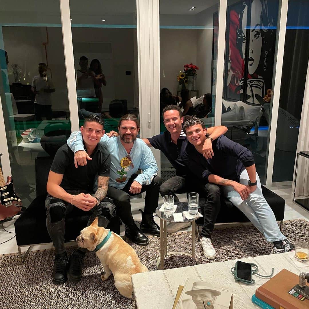 ハメス・ロドリゲスのインスタグラム：「Leyendas. 🇨🇴 @silvestredangond @juanes @fonsecamusic」