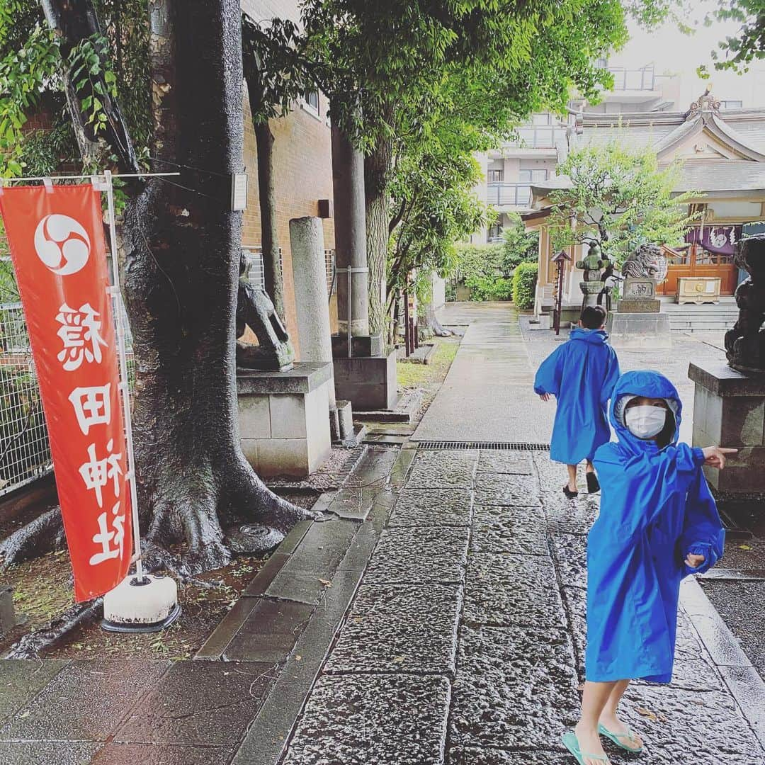 田波涼子さんのインスタグラム写真 - (田波涼子Instagram)「昨日はパパのお誕生日でしたぁ⭐︎  毎日頑張ってくれているパパへと、子供達と神社へお詣りへ。大好きなおみくじもね。 その動画を嬉しそうに見るパパ👨 私からは笑えるプレゼントを。どんだけ〜って…笑 喜んでくれて良かったぁ♬  #papa #husband #birthday  #kids #family  #娘　大吉‼︎ #プレゼント は大好きな #麻雀 のTシャツと麻雀ブレスレット　 #サプライズ　大成功　 #どんだけー 👆 #おめでとう #love ❤︎」6月5日 10時28分 - ryokotanami.idea