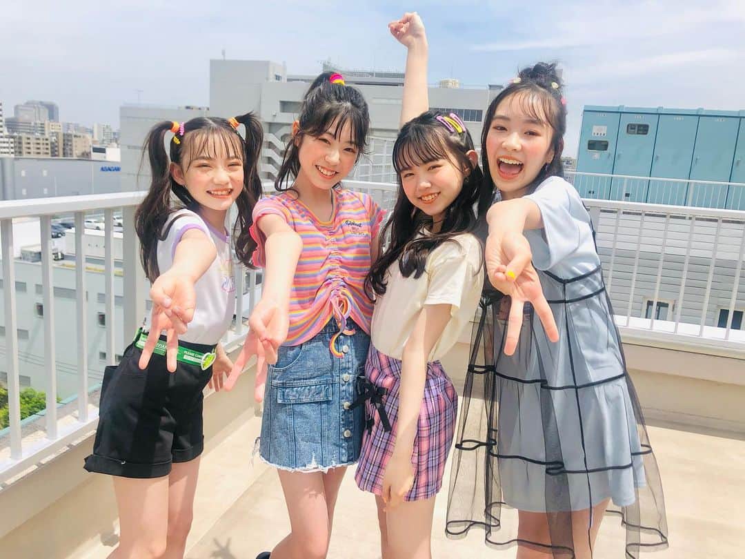 ニコ☆プチのインスタグラム：「🌻🍉☀️🍦🌈  もうすぐ夏だねーー😚✌︎ アゲアゲ〜↑↑な4人だよ🏄‍♀️⭐︎  #椛島ひなた #小松崎ふたば  #濱崎心愛  #星乃あんな」