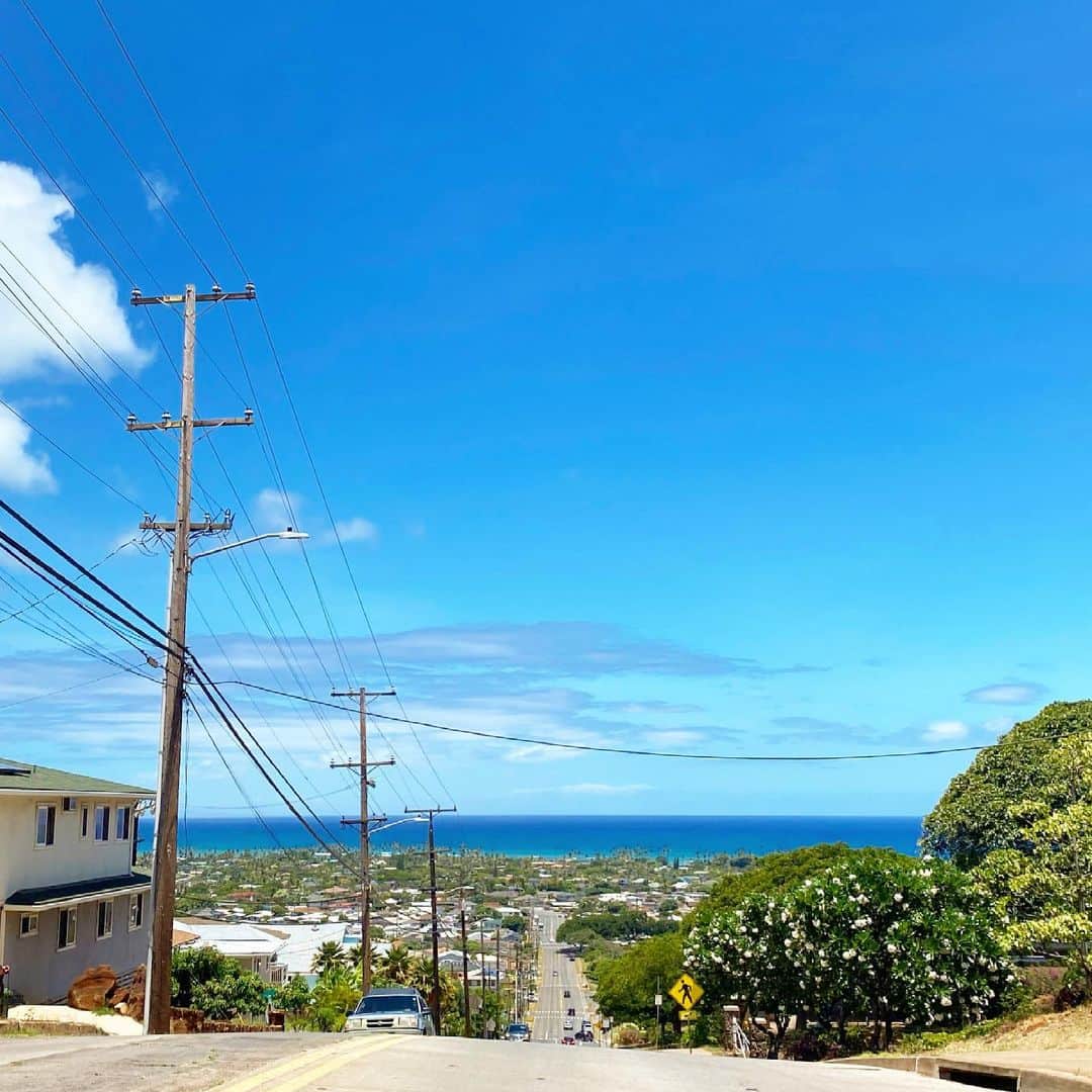 マキ・コニクソンさんのインスタグラム写真 - (マキ・コニクソンInstagram)「Kīlaueaの坂から Happy Aloha Friday!! 😄🤙🏼  この坂はかなりの急斜面で サンフランシスコの坂真っ青！😨 カハラビーチを遠くに見下ろす 大絶景なのです！✨✨ これがローラーコースター🎢だったら 絶叫マシーン間違いなし！😱  この坂から見る海は本当に美しくって 水平線がくっきり見えるの。 日本の海に繋がってるんだよね。🇯🇵 そう思うと嬉しいっ！😊  私が一週間で一番好きな金曜日！❤️ 日曜日は娘のCCがLAから✈️ 少しの間帰ってくるから お家のお掃除をしっかりしなきゃ！🧹🧽🪣  相変わらず親バカですが 本当に楽しみ！ 今からワクワクする！🤗🤗 あと二日寝るだけ！😴  お互いワクワクする 素敵な週末を過ごそうね！😊  #エアハワイ🌺  #ハワイのおすそ分け🤙🏼  #気持ちだけでもハワイ😊 #ハワイの坂シリーズ #一生親バカ #親バカ万歳🙌🏼」6月5日 11時01分 - makikonikson
