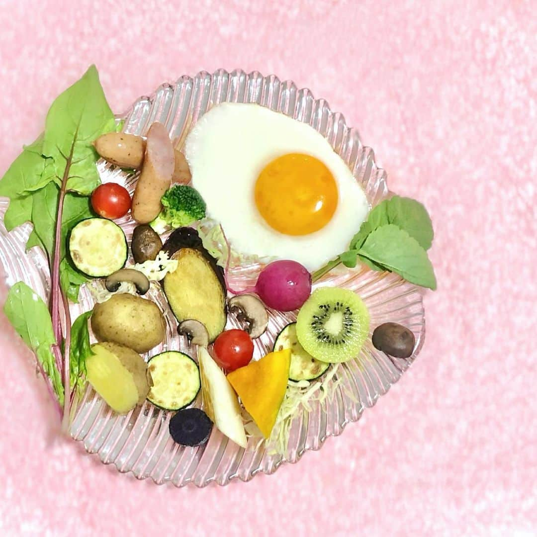 Manaさんのインスタグラム写真 - (ManaInstagram)「💐🍽💕ワンプレートモーニング🤎 Good morning. This is my breakfast today.  It's packed with nutrition!🍊🥝🍅 . 「簡単でからだにも良い朝食」 . 管理栄養士によっても個性が出るものですが わたしのモットーは「ビタミン＆ミネラル補給」です🥰 . 今朝のわたしのメニューは簡単サラダプレート🥗 . . 産直の八百屋さんで購入した 生でも食べられるというほうれん草は 今までにないパリパリ食感！甘くて美味しい🥬💕 . 下のほうにある黒い丸は 黒にんじんと言うそうです…😳🥕 . . . 皆さんは今朝、何を召し上がりましたか？👩🏻‍🍳❤️ . ランチは何にしようかな🍳 . . . . . #管理栄養士 #栄養士 #料理研究家 #ワンプレート朝ごはん #ワンプレートごはん #ワンプレート #ビタミン補給 #緑黄色野菜 #サラダプレート #サラダ #グリル野菜 # #おうちごはん #簡単ごはん #朝ごはん #モーニングプレート #栄養バランス #管理栄養士ごはん #産直野菜 #農家さん #農家さんありがとう」6月5日 11時28分 - mana.tcy