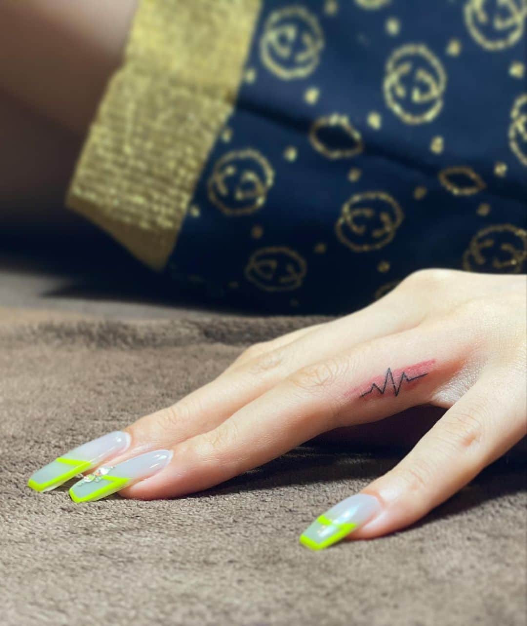 彫師美漸さんのインスタグラム写真 - (彫師美漸Instagram)「@katosari 心電図tattoo 赤はペンでサッと描いた感じの手描き風 ・ #美漸ガールズタトゥー #刺青 #彫師 #美漸 #彫師美漸 #海老名 #中目黒 #タトゥー #東京タトゥー #tokyo #tattoo #art #fashion #bizenart #bizen #문신　#Bizentattoo  #tattooer #tattooist #tattooartist #tattooart #tattooshop #japanesetattoo」6月5日 12時18分 - bizentattoo