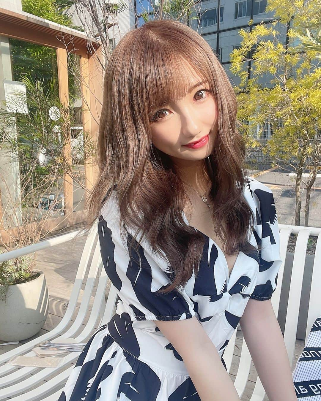 まゆぴちゅーさんのインスタグラム写真 - (まゆぴちゅーInstagram)「New Hair...✂️💟🌈♥︎︎∗︎*ﾟ  ちょっと暗くしたよーん♡  そしていい色すぎんか！？🥺🥺✨✨ アッシュなんだけど、 やわらかぁぁぁぁぁあい感じのベージュカラー♡  名付けて、  “まこっちゃんベージュ”だそうです♡（笑）  まこっちゃん @makoto__kamijo が 神カラーしてくれたから😘✌️💓（笑）  あと、前髪も神カットしてくれました🥲💗💗 フルバングぎみの安定のシースルー(  ˊ࿁ˋ ) ᐝ🌼盛れ  顔周りの横の毛もミラクルカットで、エクステ 足さなくても大丈夫なようにしてくれましたん🥺  まこっちゃんありがとー🥺🌷♡  ワンピ風セットアップは @selectshop.joie の💋 全身わかるのはまたupします₍ᵔ·͈༝·͈ᵔ₎🌺 . . . #newhair #ヘアカラー #ヘアカラートレンド  #haircolor #ヘアカラーアッシュ #ベージュカラー  #ベージュアッシュ #アッシュベージュ #アッシュカラー  #ベージュヘア #シースルー前髪 #シースルーバング  #ヘアスタイル #ヘアカット #テラスカフェ #カフェ巡り東京  #北参道カフェ #渋谷カフェ #表参道カフェ #東京カフェ #セットアップコーデ #ビジョビ」6月5日 12時10分 - mayu_03pichu