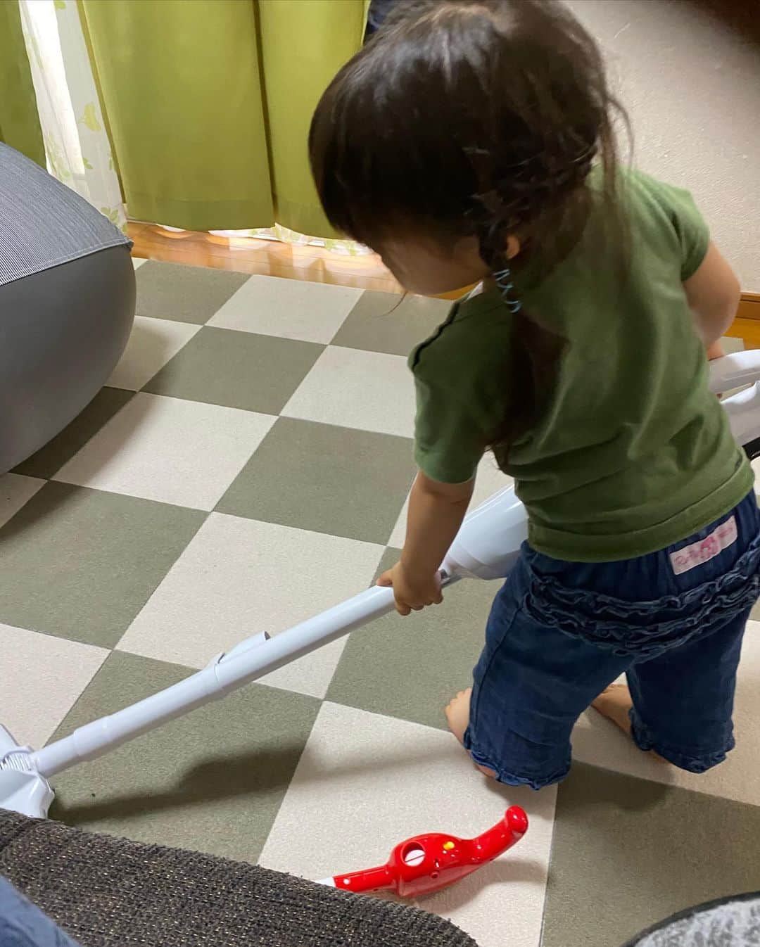 美奈子さんのインスタグラム写真 - (美奈子Instagram)「こゆきが 朝のお掃除のお手伝い。  ありがとう。  散らかすのも上手だけど お掃除も上手( *´꒳`* )  だからOK〜笑  #結果OK #散らかす天才 #掃除の天才 #プラマイゼロ #小雪 #末っ子 #美奈子」6月5日 12時32分 - minako_official