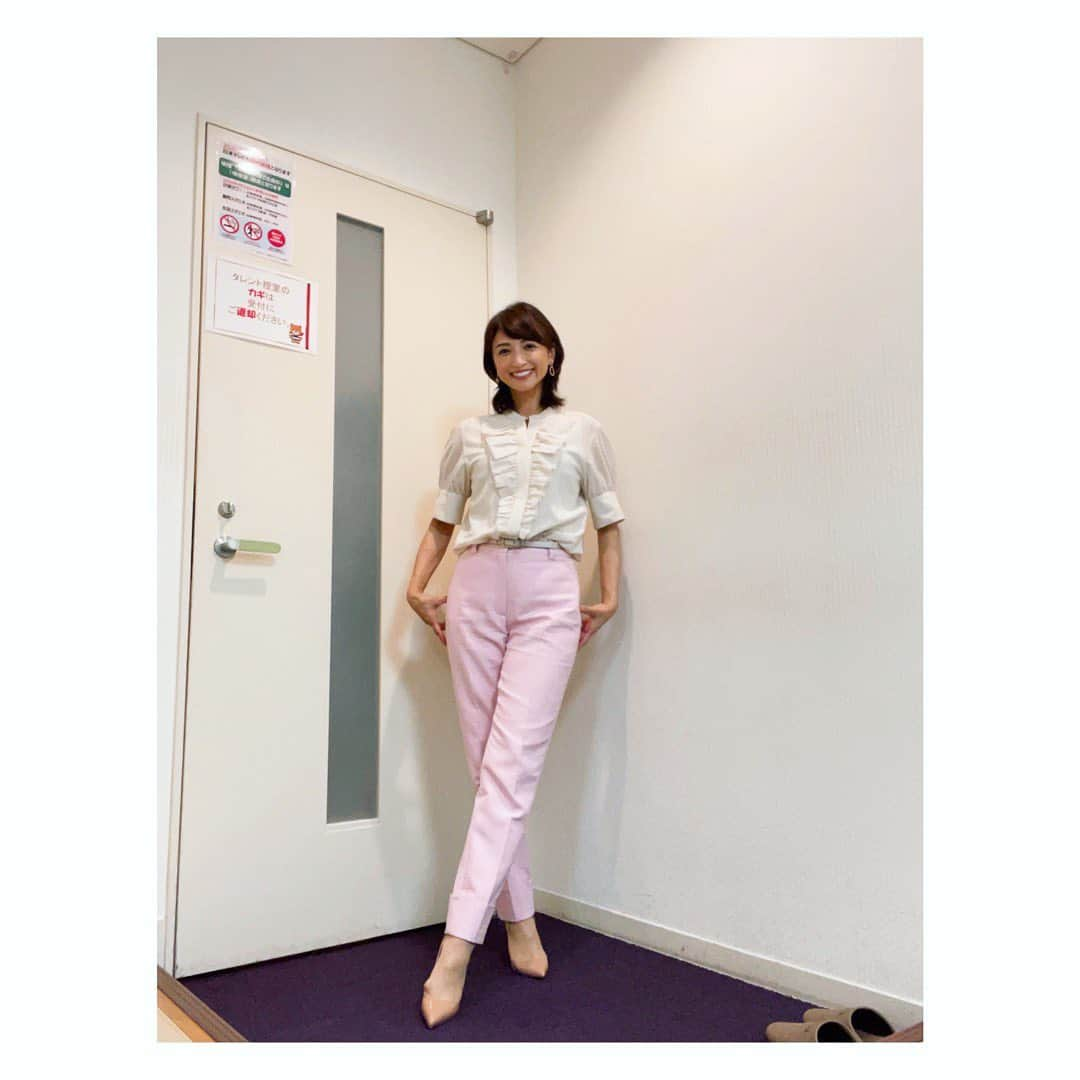 望月理恵さんのインスタグラム写真 - (望月理恵Instagram)「今日のズムサタの衣装です。 半袖でもいい季節がきましたね。  ブラウス @beigecomma  パンツ @akrisofficial  イヤリング @plusvendome_official  写真は奇跡の脚長見え写真www 詐欺写真ですね😆  #写真の撮り方で全然違う  #ズムサタ#衣装 ２枚目 イヤリングの丸が可愛かったです❤️ 今日もズムサタをご覧頂き、ありがとうございました」6月5日 12時37分 - mochiee28