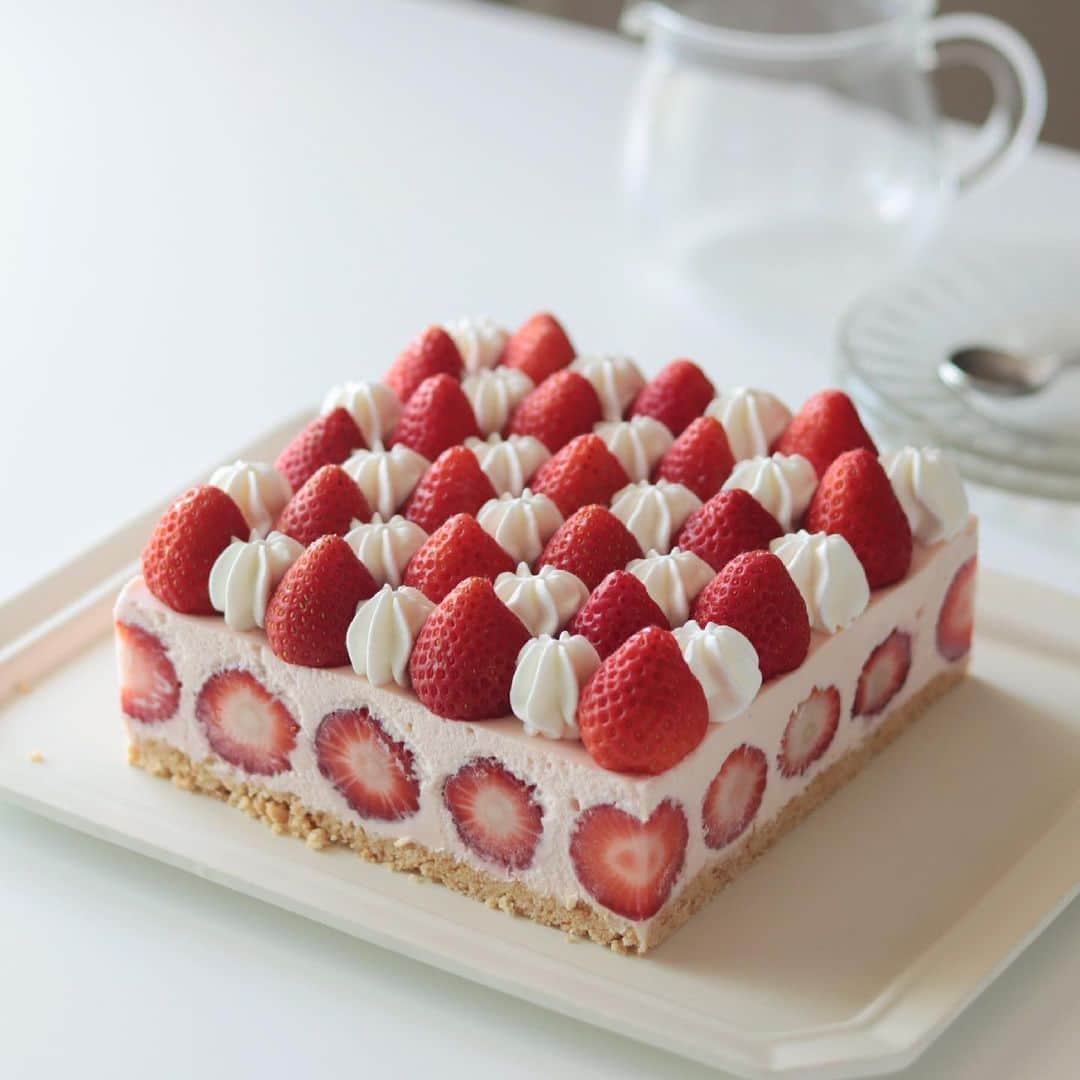HidaMari Cookingさんのインスタグラム写真 - (HidaMari CookingInstagram)「No bake strawberry cheesecake🍓  レシピはYouTubeにあります☺️ いちごをたっぷり使ってレアチーズケーキを作りました🥰 端っこまでいちごが見えるように細工しています🍓  #hidamaricooking #お菓子作り #レアチーズケーキ #cheesecake」6月5日 13時00分 - hidamaricooking