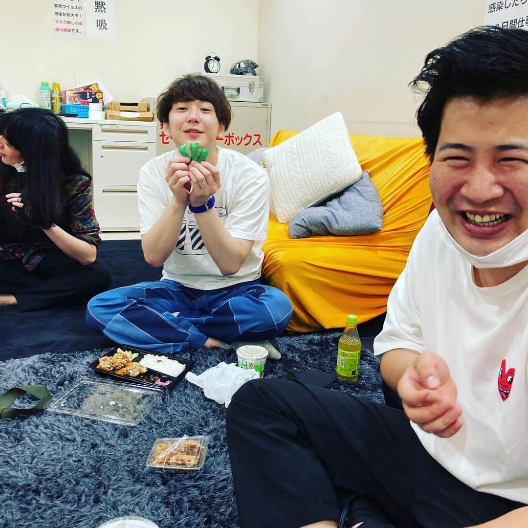 畠中悠さんのインスタグラム写真 - (畠中悠Instagram)「デリカチャオご馳走してくれた小野さんを中心に！ #ダイヤモンド小野　さん #金属バット友保　さん #ラフレクランきょん #大宮よしもとラクーン劇場  #デリカチャオ #カレー #唐揚げ #唐揚げ梅しそ巻き」6月5日 13時14分 - hatanakayuuuuu