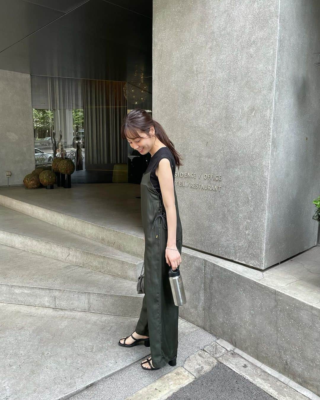 伊藤沙織のインスタグラム：「マイボトル生活も早6年？前職で働いていた頃から、ずっとマイボトル生活です❣️ キッカケは、お友達がプレゼントしてくれて使い始めたから🎁節約という観点からだけでなく、プラスチックごみ削減に繋がります🌱 ちなみに今のボトルは3代目！このボトルと一緒に海外も行ったな〜✈️  最近知ったQ-SUIサービス🚰では、出先で飲み物がなくなっても給水ができます✨給水スポットも増えてきているので、ボトルの飲み物がなくなっても買い足さなくても済むのはありがたい👏せっかくマイボトル持って行っても、結局足りなくなってペットボトルを買うのは矛盾があってもどかしかったんです🥲  そして6月は、環境月間。毎日の暮らしの中で、少しずつ環境を意識した生活を心掛けています。 例えば、 ☑︎使い捨てラップを使わない ☑︎ゴミは細かく分別し、食品トレーはスーパーの回収ボックスなども利用してリサイクル♻️ ☑︎お肉を食べない日を設ける ☑︎植物性の食品や製品を選ぶ ☑︎フードロスを減らす ☑︎サスティナブルファッション ☑︎マイボトル、マイストロー、マイバッグを使用する などを実践しています🌎 身近なことから始めてみませんか？🥰  #マイボトルのある暮らし #QSUI #キュースイ」