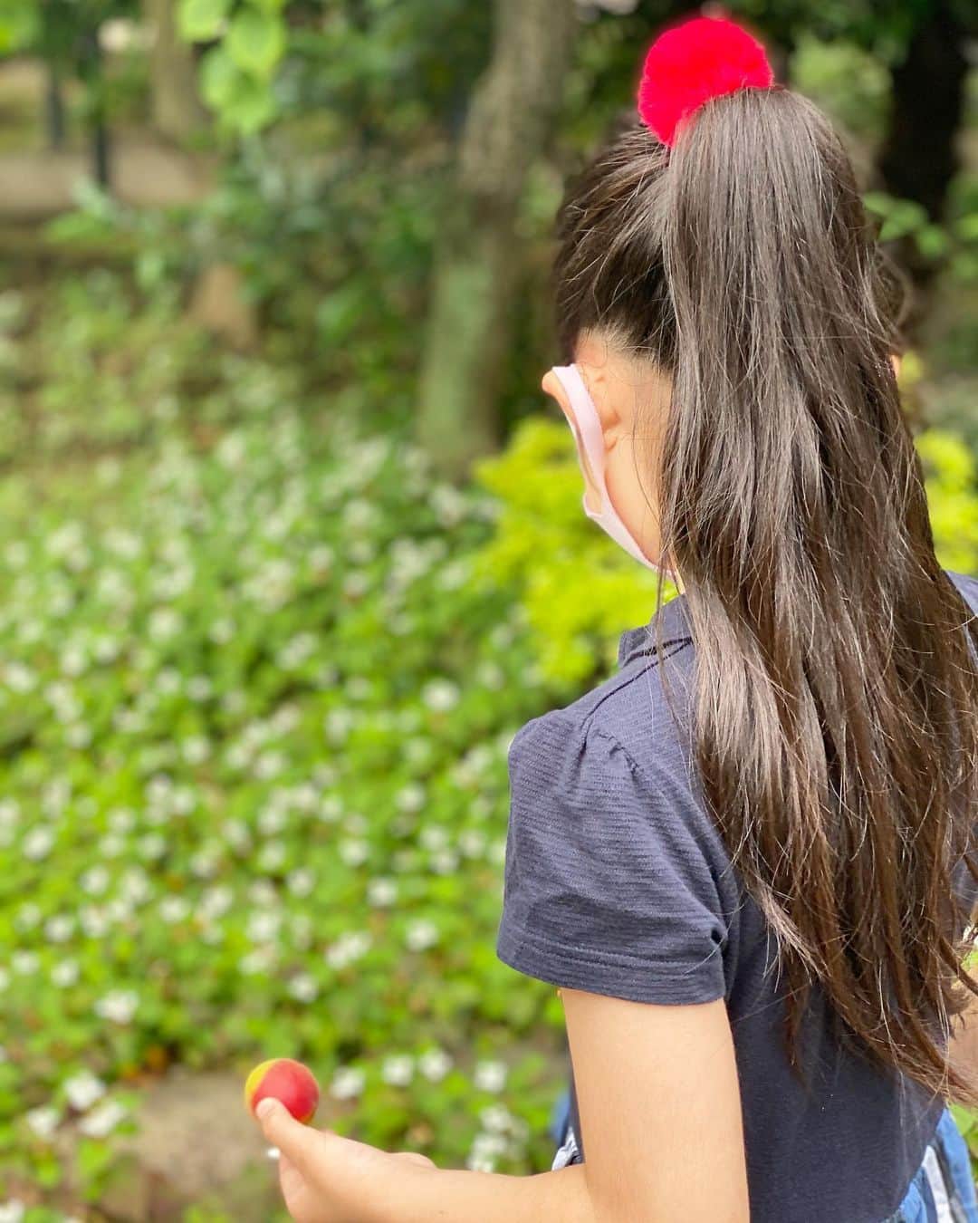 涼紫央さんのインスタグラム写真 - (涼紫央Instagram)「なゆと2人時間❤︎ 宝物探しのお散歩だね♪ #7歳」6月5日 14時14分 - toitoitoi