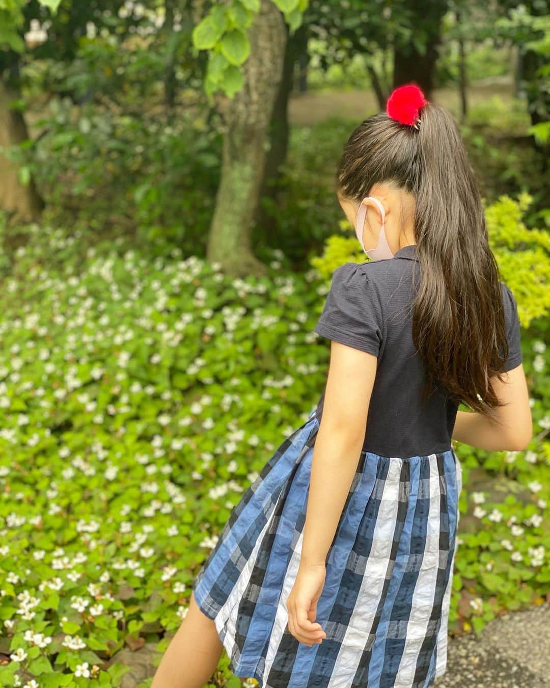 涼紫央さんのインスタグラム写真 - (涼紫央Instagram)「なゆと2人時間❤︎ 宝物探しのお散歩だね♪ #7歳」6月5日 14時14分 - toitoitoi