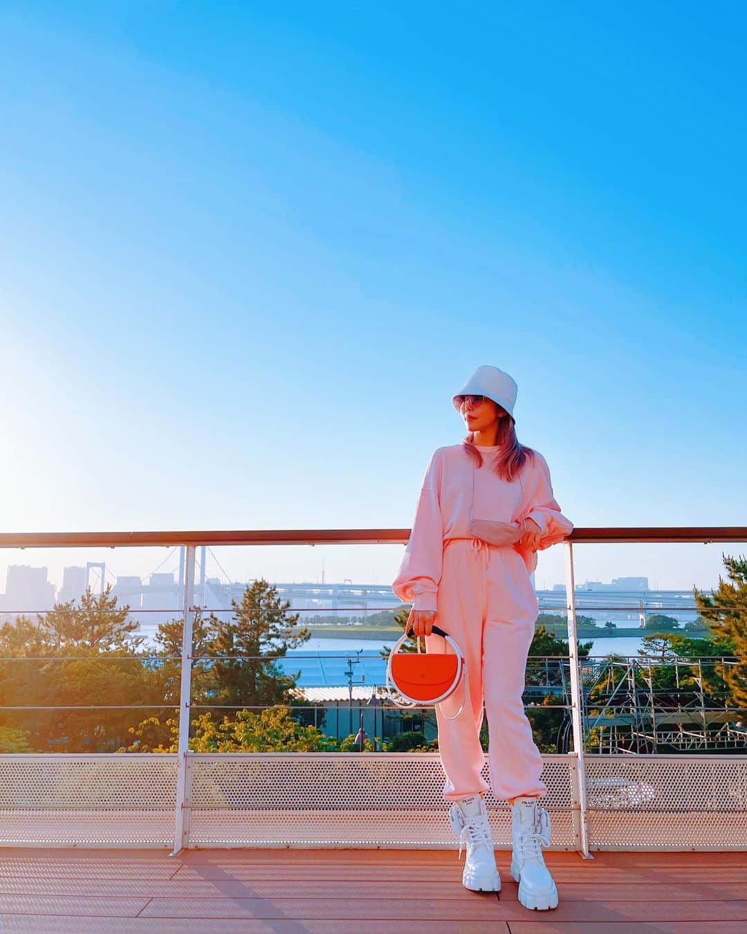 のインスタグラム：「･ ジム行く時や子どもと出かける時は スウェットのセットアップが楽チンで好き❤ ･ ･ バッグは @nanananaofficial のもので、 バスケットボールの素材でできてるの🏀 ･ @________gr8 で1万円ちょっとで買いました🙋‍♀️ イロチ買いしてしまいました😏 ･ ･ ･ ･ バケハ→ @prada  スウェットセットアップ→ @hm  バッグ→ @nanananaofficial  チョーカーマスクチェーン→ @dear_beautiful__  サングラス→ @resee.official  ゴアブーツ→ @prada ･ ･ ･  #ootd#fashion#coordinate#fashiongram#fashionista #fashionstyle#prada#pradashoes#prada2021#pinkhair」