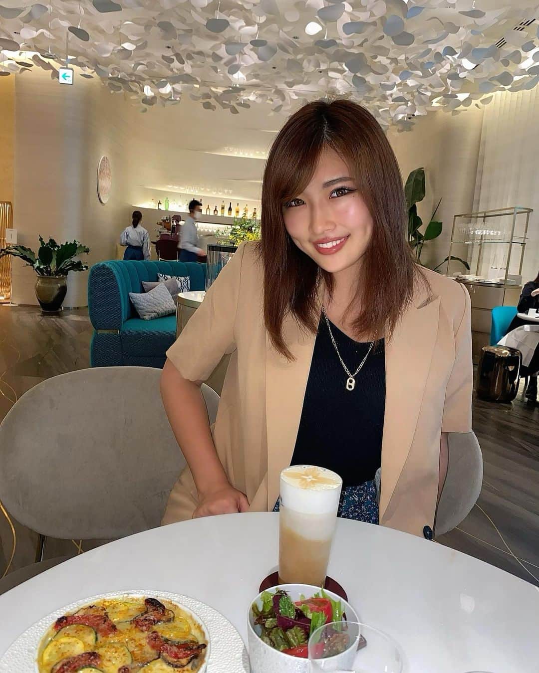  りさぶーのインスタグラム：「えがりーとLVcafe🫖♧ デザートに食べたマンゴーパフェが贅沢で美味しかった🥭  前回来た時よりも食べすぎました。笑 . #ブタゴリラの休日 #いい加減ゴリラと繋がりたい #ゴリラofficialに変えよかなっと」