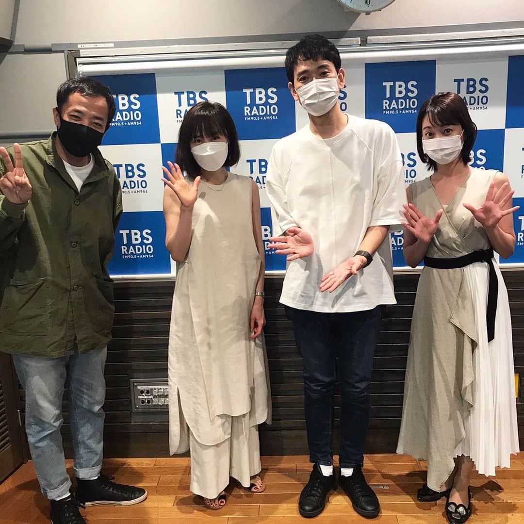 山口もえのインスタグラム：「・  今日は「ナイツのちゃきちゃき大放送」の生放送に出演してきました♪ ナイツの塙さん土屋さん出水アナウンサーさんと📸✨ マスクしてるからほとんど誰だかわからない…笑 楽しくておもしろくてあっという間でした😊😊😊 ラジオって今度本出します！とか映画に出ます！とか宣伝を含めた出演の方が多いのに・・・ 私ったら何も宣伝するものがないのにお声かけして頂きました💦 せっかくなので… このインスタを宣伝してきたよ😊笑 ラジオからインスタフォローして下さった皆さま ようこそいらっしゃいました♡ よろしくお願い致します🤲✨  さてさて色々と出演予定です📺 ぜひご覧くださーい。  ・6月6日(日) 13:30〜15:00  YTV「そこまで言って委員会NP  ・6月9日(水)8:15〜9:54  NHK「あさイチ」  ・6月9日(水)26:04〜26:34  YTV「浜ちゃんが！」  笑顔多き週末を✨ もえより。  #ナイツ#ちゃきちゃき大放送 #tbsラジオ  #楽しい時間はあっという間」