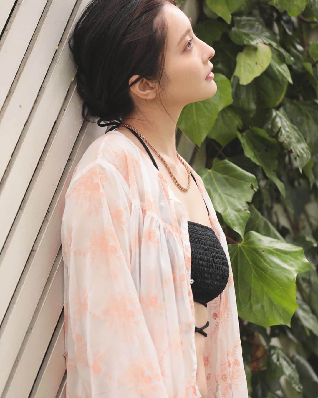 大石絵理のインスタグラム：「夏にむけて水着とガウンも作りました🌺🌺 ショーツがちょっぴりハイウエストで、足長く見えます、ウエストリボンでウエストラインも高く見え、引き締まって見えます😌💜 ガウンはボタンを閉じてワンピースや、デニムとトップスの上に羽織ったり、、といろいろなスタイル楽しめます😉軽くてやわらかくて着やすいです❤️ 先行予約始まりました🥰」