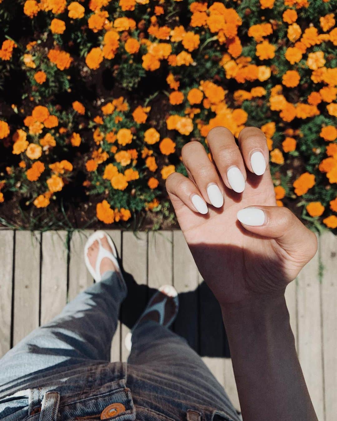 志田友美（ゆうみん）のインスタグラム：「🧡🧡New nail🤍🤍  ハンドもフットも真っ白🤍この季節がキタァー🤟🏽🤟🏽✨ いつもスピーディーに可愛いネイルをしてくれる @yuuuuuuuko1224 𝑇ℎ𝑎𝑛𝑘𝑠🌼  #ワンカラー #ホワイトネイル」