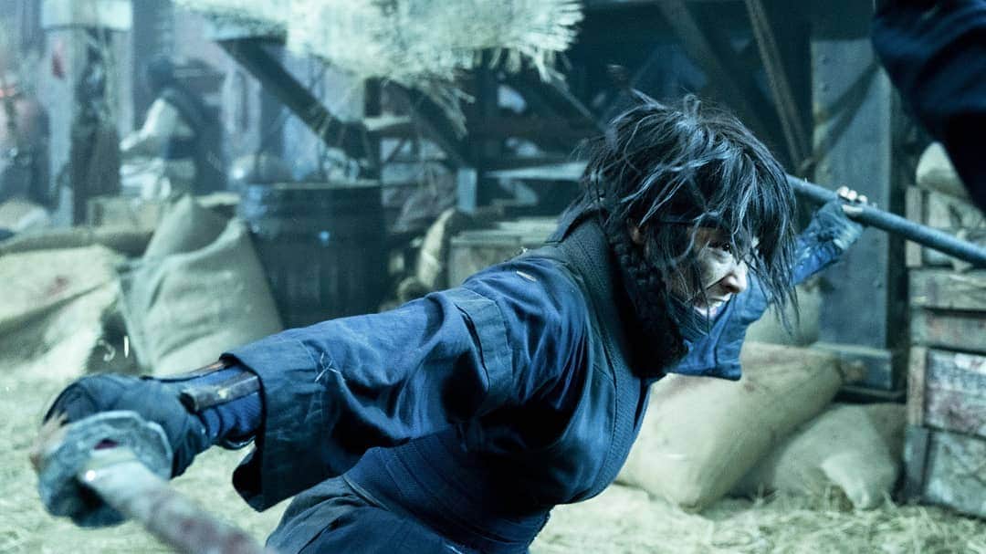 のインスタグラム：「This special move is called ‘Kaitenkenbu’,is the oniwaban family's special move⚔️✨✨ These skills and techniques are usually passed down orally from master to the student in the apprentice system.  Misao was born in the oniwaban family in Kyoto. Okina and Aoshi-sama was Misao's master. Misao affectionately called Okina “Jiiya”.  Jiiya live eternally in Misao’s heart.🙏✨ Aoshi-sama is in the same boat…! . I'm not good at English, so I'm sorry  if it is difficult for you to understand my English.😣💦 . 昨日の舞台挨拶を観てくださった方々、 心を寄せてくださった方々、 取材をしてくださったり その記事を読んでくださったり 感想を伝えてくださってる方々、 本当に本当に本当に、ありがとうございます🙏✨✨✨ . 時代が変わる真っただ中に育った操ちゃんは 映画と原作で設定が違うキャラクターの一人です。 かなり大きく設定が違うから そのぶん迷いも大きかったのですが、 今思えば、迷った分、 操ちゃんや蒼紫様、そして、じいやをはじめ #御庭番衆 の今のメンバーだけでなく 代々の血筋のことを考える機会に 出会えたのかもしれません💡 .  映画『 #るろうに剣心  #京都大火編/ #伝説の最期編』 を観てくださったかたは この「 #回転剣舞 」という技を見た時、 あ！と思われたと思いますが、 この技は蒼紫様の技であり、 そして、じいやの技でもあります🔥✨✨ . 操ちゃんが「 #じいや 」と愛情を込めて呼ぶ #翁 は 普段は優しそうだけれど #御庭番京都探索方 の頭領という正体を持っていて 「 #御庭番最恐 」と言われた人。 なので、当然 蒼紫様を教えることもあったと思います。 だけどこの技は、操ちゃんにとって 「忘れられないけれど忘れたい技」のはず。 「その瞬間を見てしまった」という意味では 映画版の操ちゃんの境遇は、 少しだけ、 #縁 さんと似ているかもしれません。 . 「伝説の最期編」の物語のあと、 操ちゃんは蒼紫さまとどんな会話をして、 どんな時間を過ごしたんだろう。 ものすごく大切な人なのに許せない、という気持ちと 戦うことはあったのかな、 それでも女性として 蒼紫様を想う気持ちはちゃんと伝えたのかな… 伝説の最期編で操ちゃんの設定が変わったので そこから先は参考にする原作がなく 全力で想像するしかなかったため、 今回、再び操ちゃんを演じるときに 一番意識したところが、その「時間」でした。 . 最初に登場する時は きっと「その後の近況報告」も兼ねるつもりで 東京に来ていると思うから 少しだけ女性らしさを意識しましたが、 その後のアクションは 「 #隠密御庭番衆御頭　#四乃森蒼紫 #名代 #巻町操 」 として、 じいやと蒼紫様への想いも込めて演じました。 なので、 この技の中には、じいやと蒼紫様がいます。 感じていただけたら嬉しいです🙏🙏🙏 .  そして、この技を発して 「少しでも自分は未来を守れたかもしれない」と 思えた時に、 映画版の操ちゃんは本当の意味で 未来に歩めたのではないかと思います。 . 昨日の舞台挨拶でも言ったのですが、 きっと #緋村 たちや操ちゃんのように 歴史に名前が残っていないたくさんの人たちが 「自分に出来ることは何だろう」とか 「自分がやっていることは本当に正しいのか」とか 「本当の未来はどこにあるんだろう」とか ものすごくいろいろなことを迷って悩んで 走り抜けた時代が 維新の頃だったのかなと思います。 でも 奇しくも今は世界中で 医療従事者の方々や研究者の方々など お名前を知ることが出来ないたくさんの人たちが 新しい未来を探すために全力で戦っていて、 このタイミングでこの作品が完成したことは 本当に大きな意味があると感じています。 . どうか緋村たちの願いが これからもたくさんの人たちに伝わって 心をあたため続けますように…！ ． #御庭番式小太刀二刀流 #御庭番式拳法 #るろうに剣心最終章 # TheFinal #TheBeginning #るろ剣完結したでござるよ」